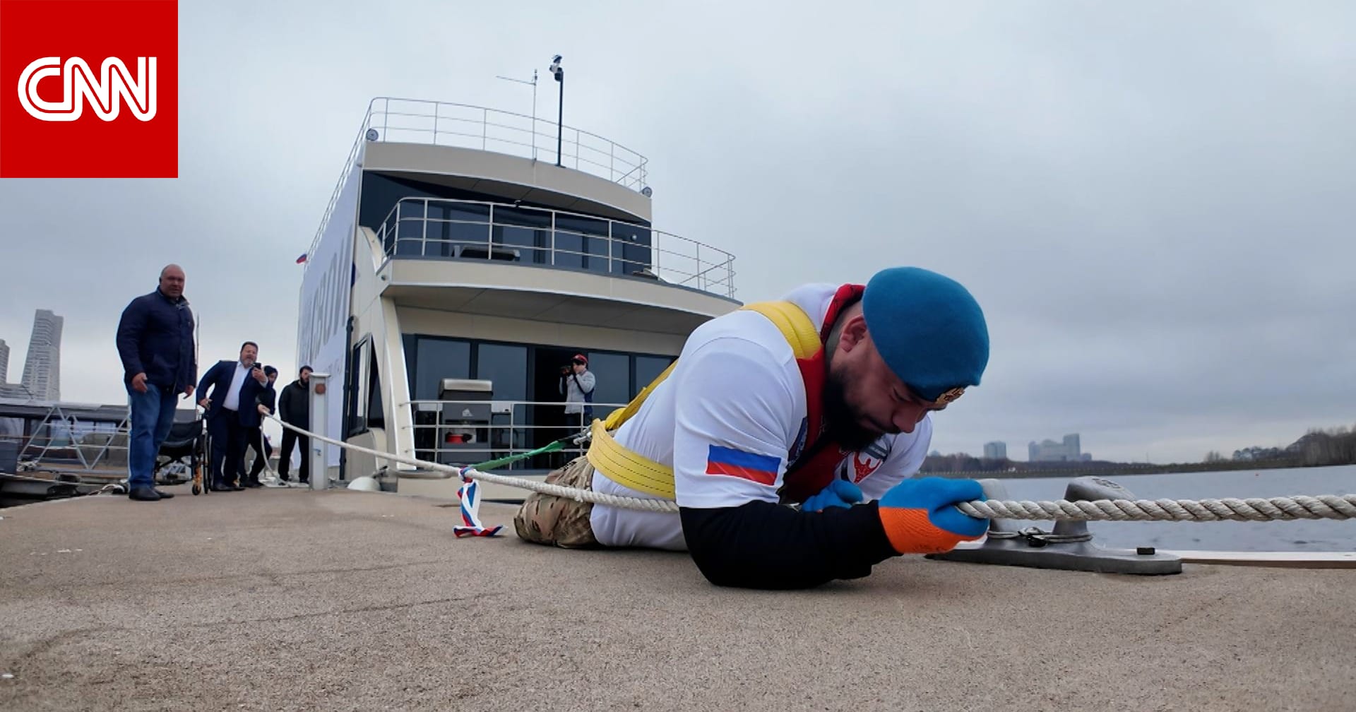 شاهد.. جندي روسي فقد ساقيه في الحرب يسحب يختًا ضخمًا وزنه 58 طنًا!