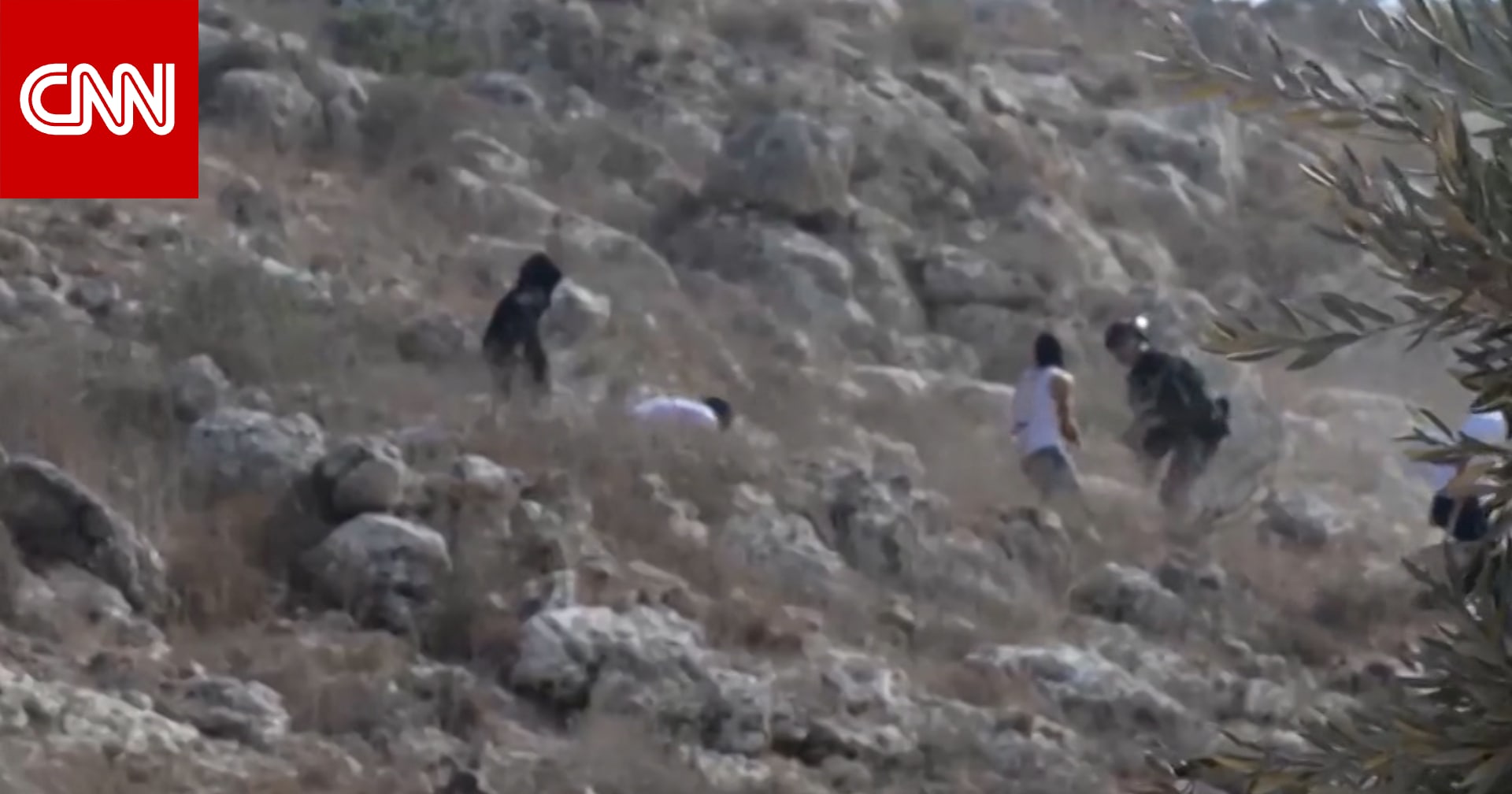 "كهجوم زومبي".. فيديو صادم لـ"اعتداء وحشي" لمستوطنين على فلسطينيين بالضفة الغربية