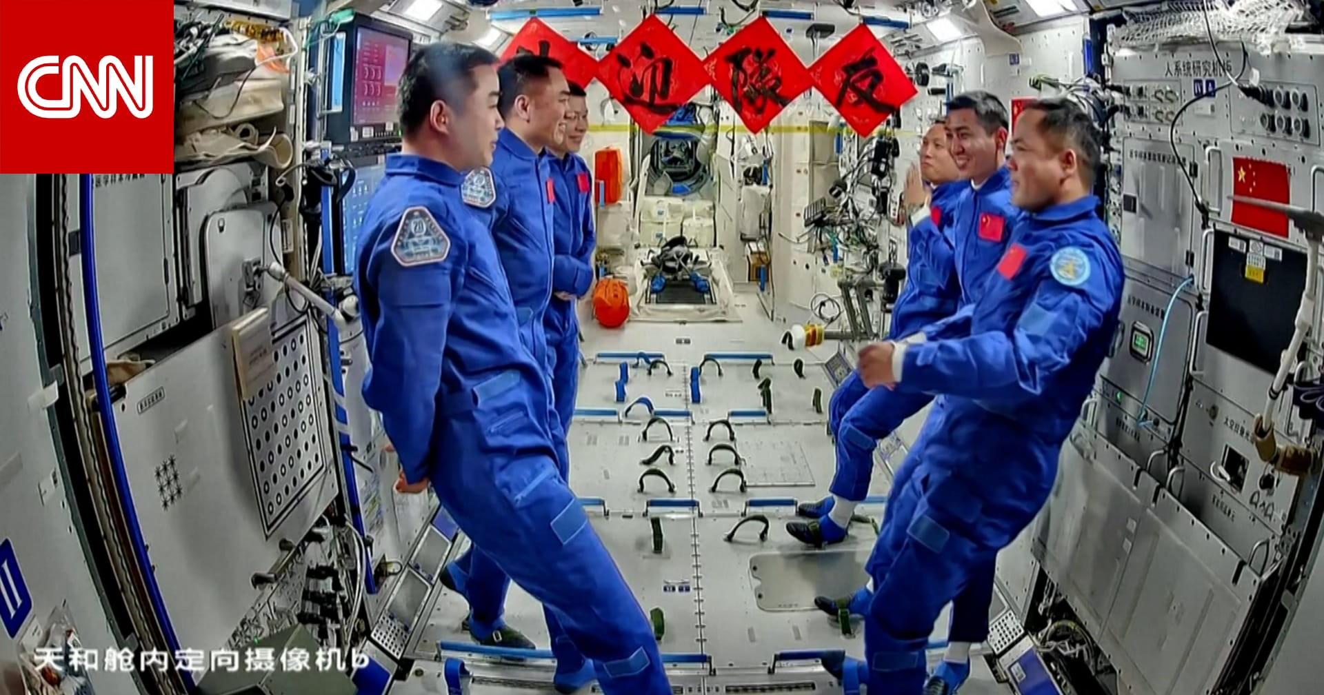 احتفلوا قبل أيام بقرب انتهاء مهمتهم.. رواد يعلقون في الفضاء بعد اصطدام حطام بمركبتهم