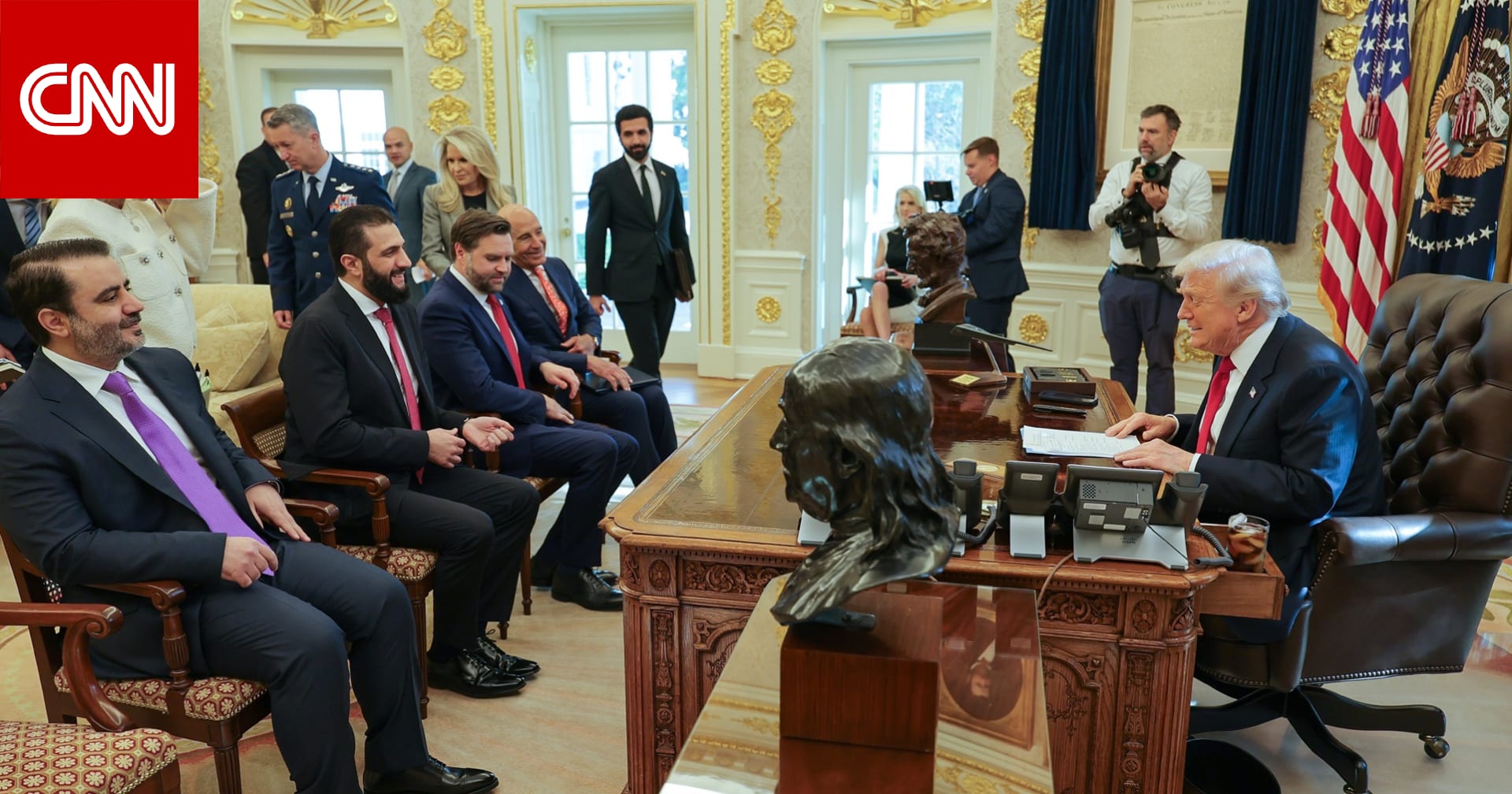 جدل حول صورة من استقبال ترامب لأحمد الشرع في البيت الأبيض