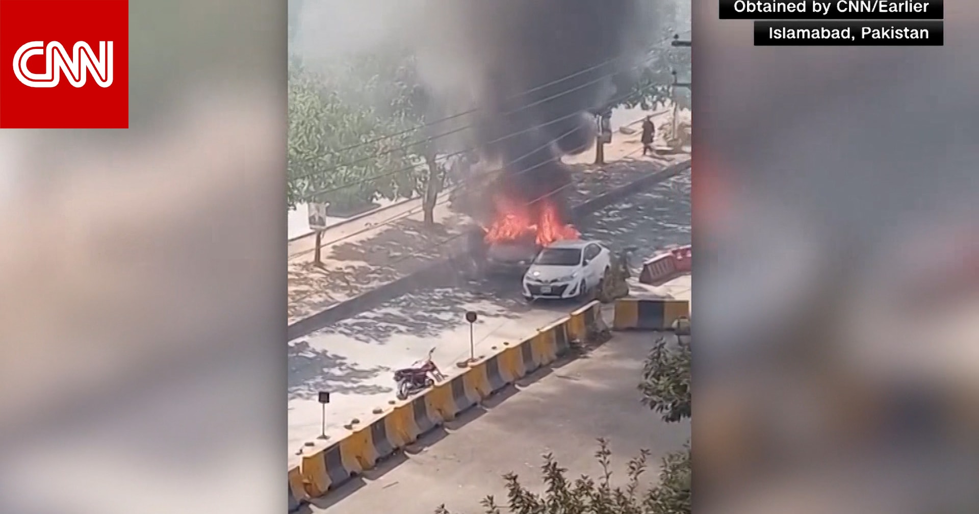 اللحظات الأولى بعد انفجار مميت وقع خارج محكمة بإسلام آباد بباكستان