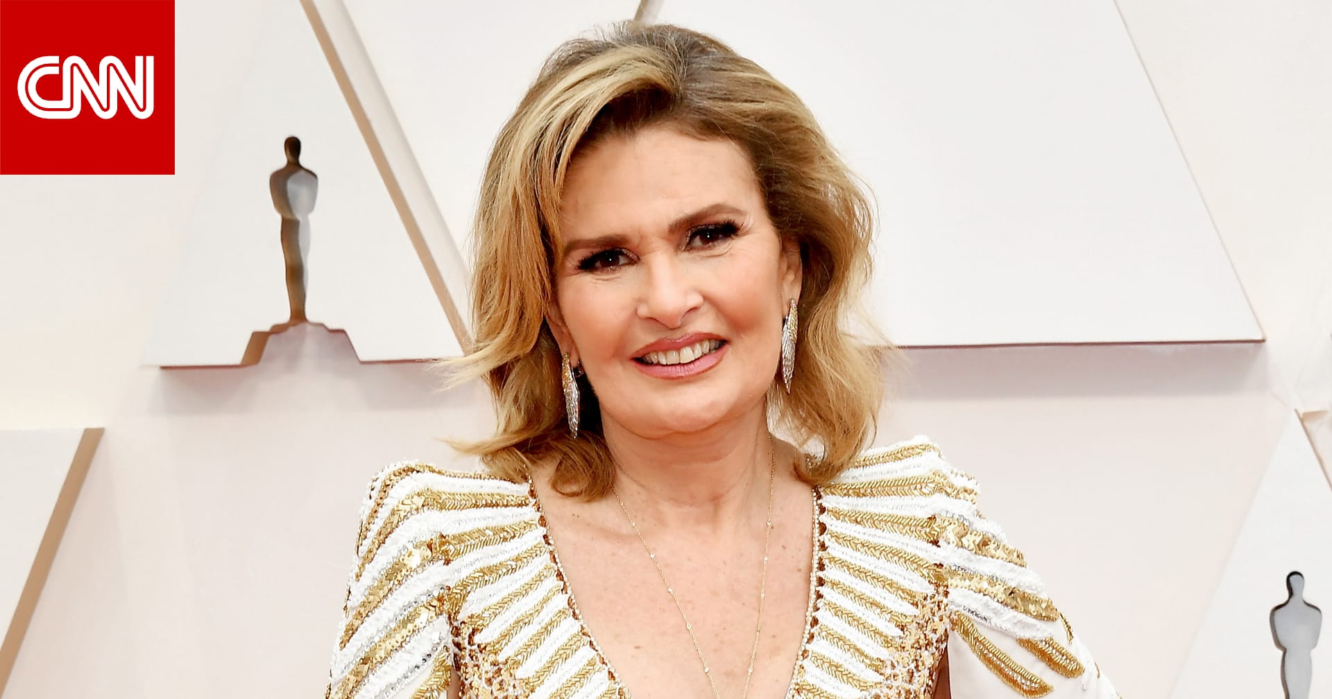 فرنسا تقلد يسرا وسام "جوقة الشرف" من رتبة فارس