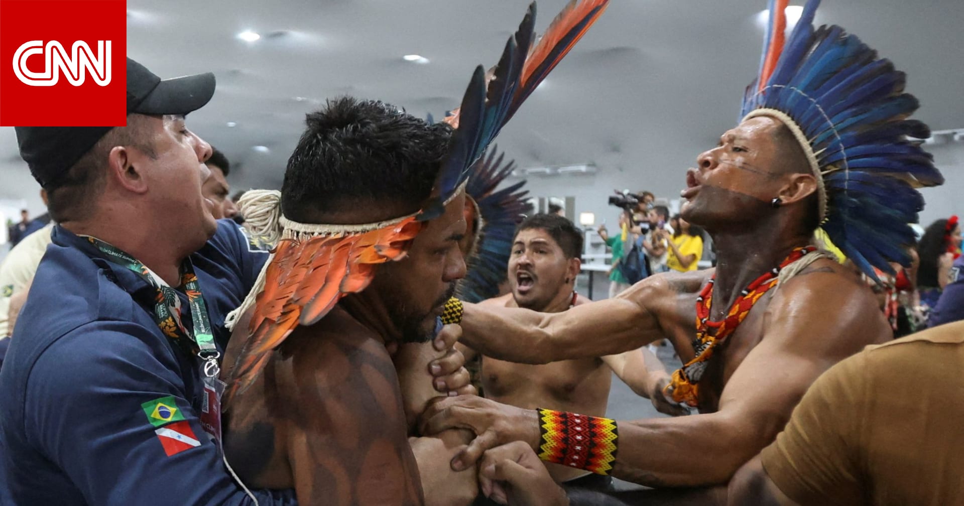 بلافتات "أرضنا ليست للبيع".. اشتباكات بين السكان الأصليين وأمن مؤتمر المناخ COP30 بالبرازيل