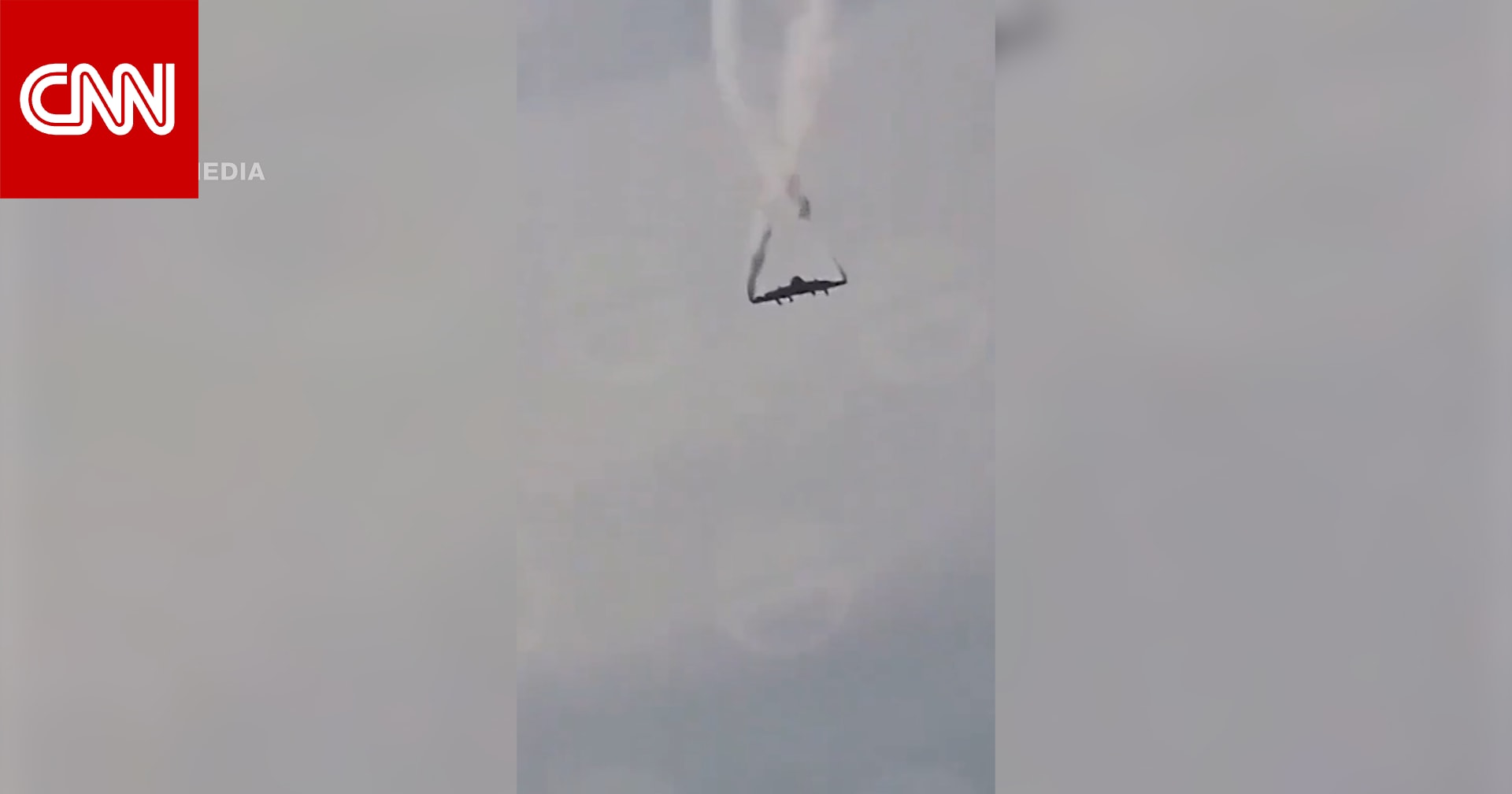 لحظة مرعبة أمام الكاميرا.. سقوط طائرة عسكرية تركية من السماء قبل انفجارها