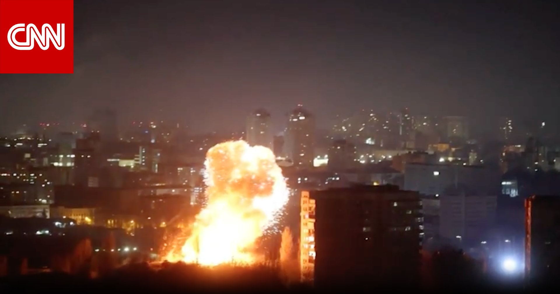 لحظة سقوط صواريخ روسية ضخمة على كييف في أكبر هجوم منذ أسابيع