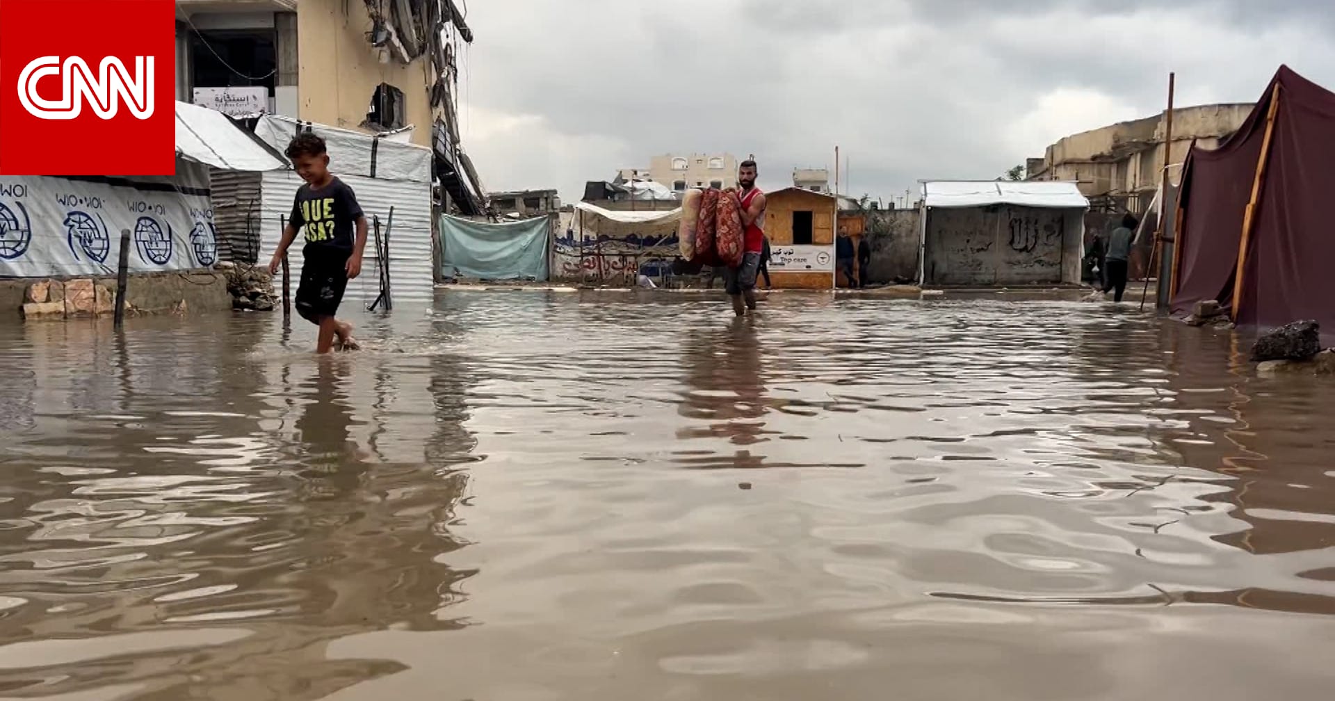 شاهد.. عائلات في غزة تعاني جراء غرق خيامها بسبب الأمطار الغزيرة