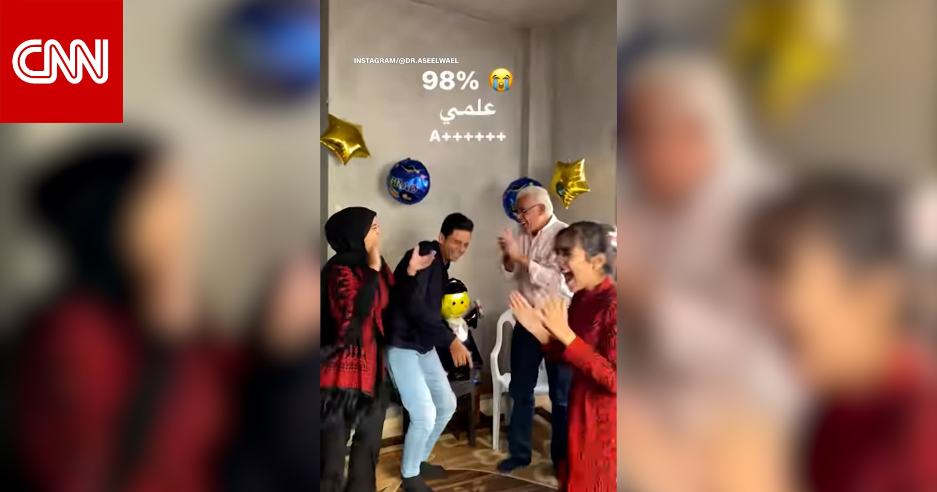 غناء رغم الألم.. شاهد فرحة خريجي المدارس في غزة وسط الأنقاض