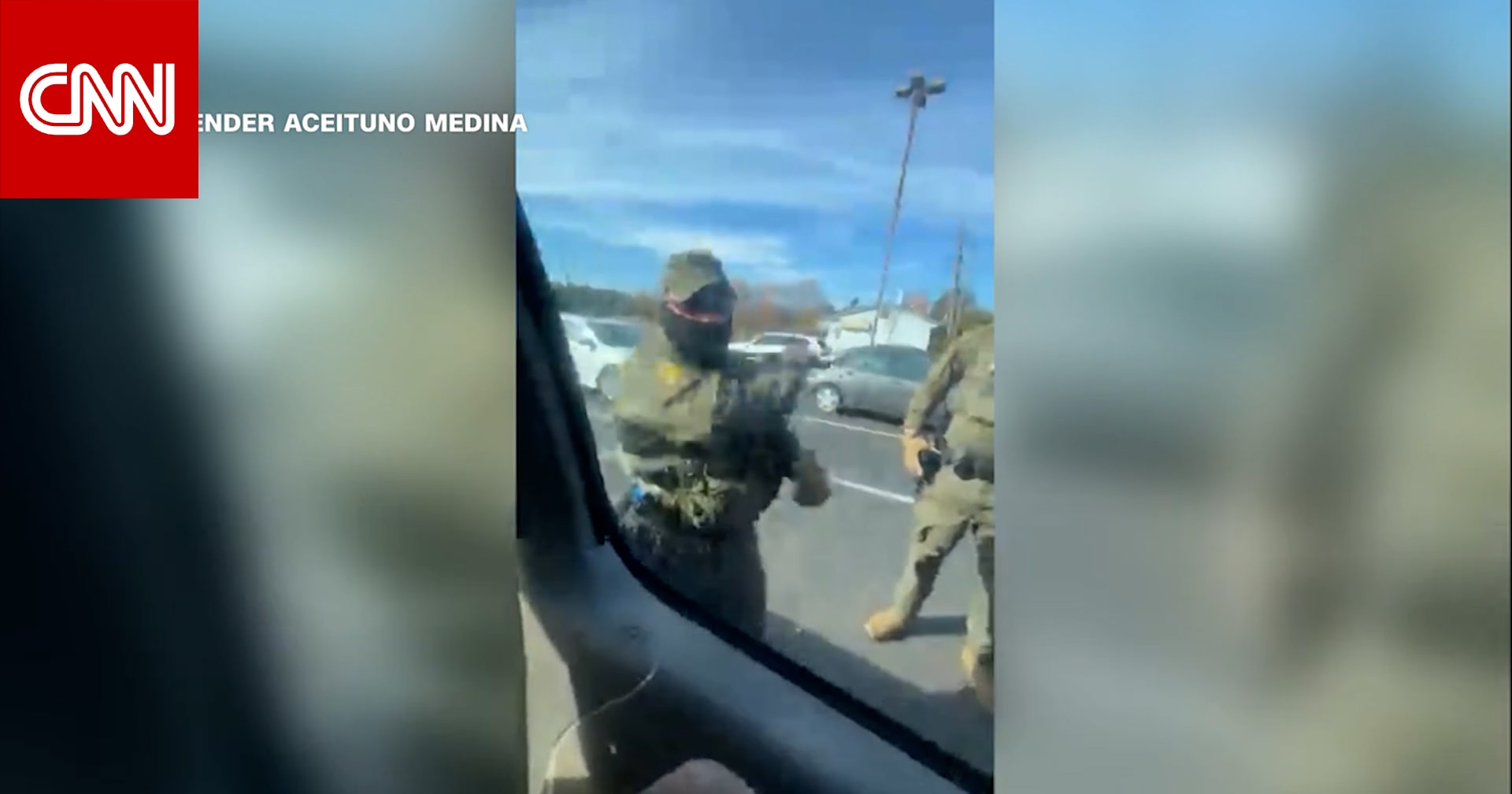 هويته الحقيقية لم تمنع احتجازه.. شاهد عملاء فيدراليين يعتقلون رجلًا بعد كسر نافذة مركبته