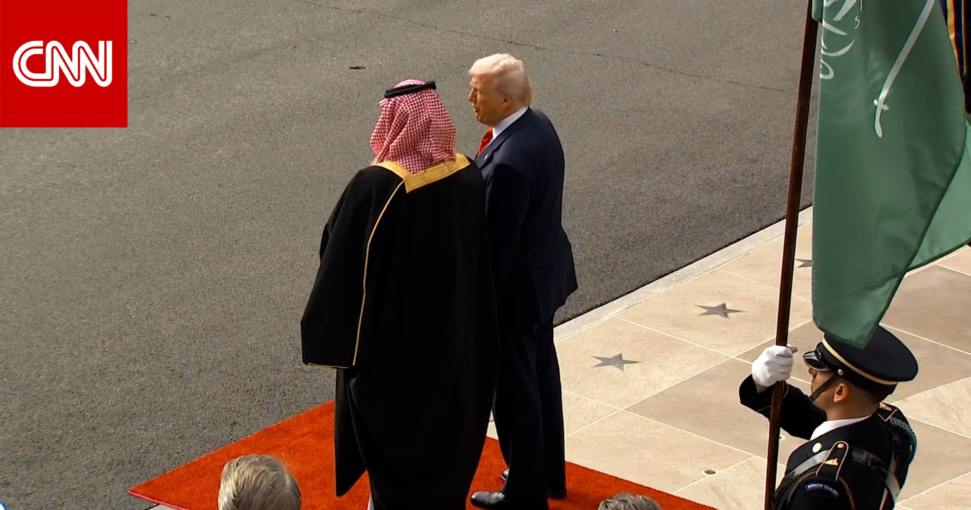 مقاتلات تحلق وعزف موسيقي.. شاهد كيف استقبل ترامب ولي العهد السعودي الأمير محمد بن سلمان