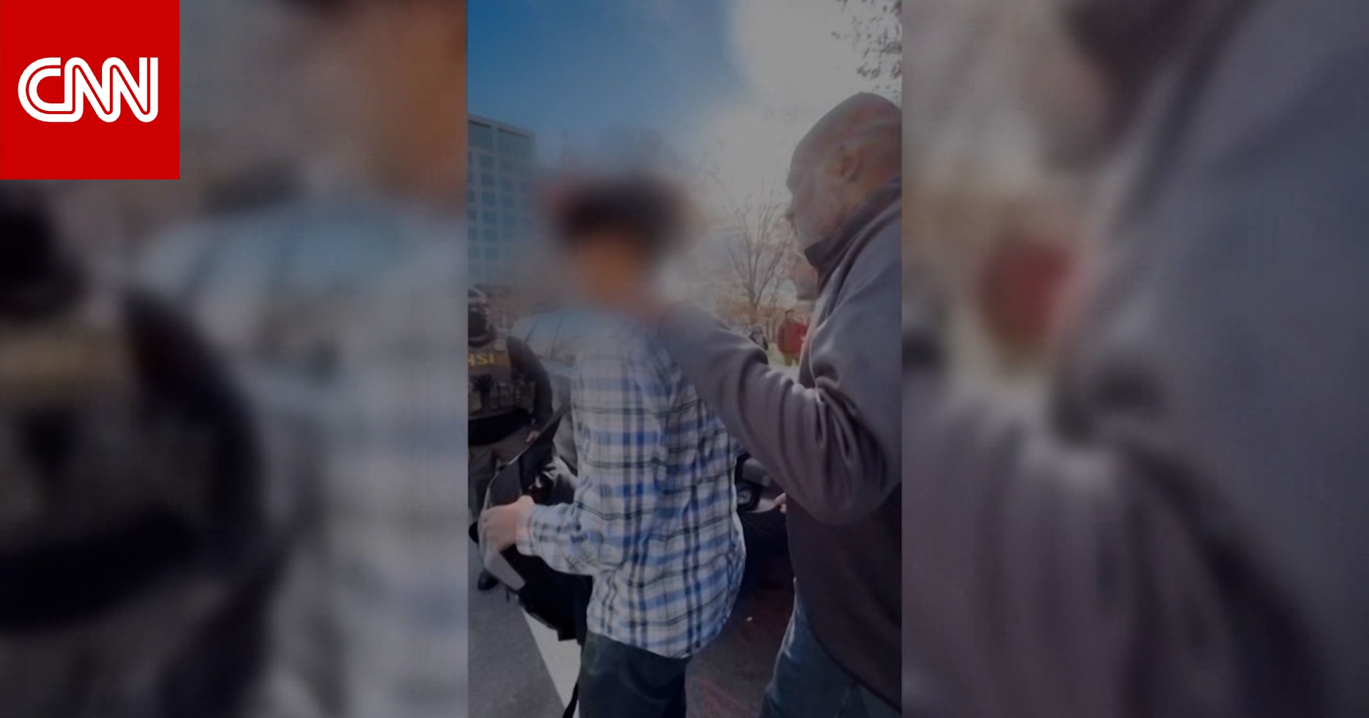 بتهمة "مُعتد على الأطفال".. عناصر من دائرة الهجرة الأمريكية يحتجزون مراهقًا بالخطأ