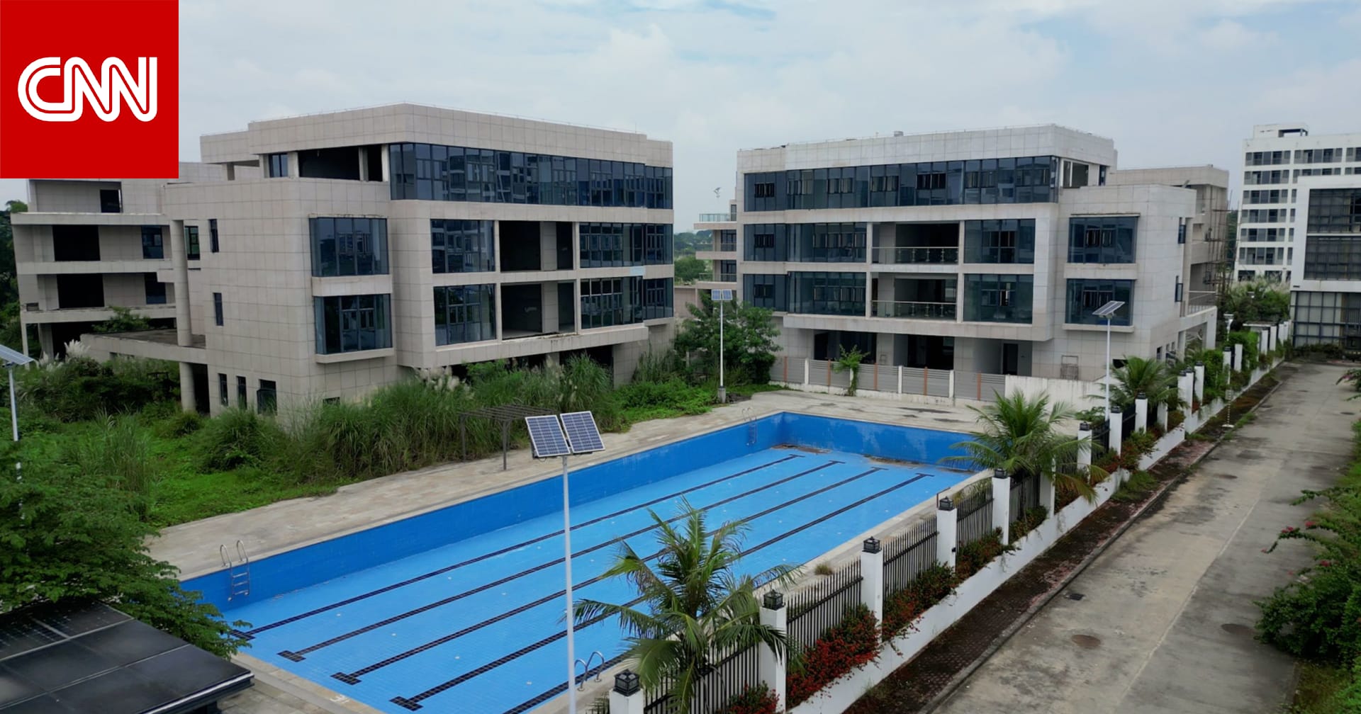 كاميرا CNN تزور قصر زعيم عصابة صيني هارب متهم بالاحتيال على آلاف البشر.. شاهد كيف كانت حياته