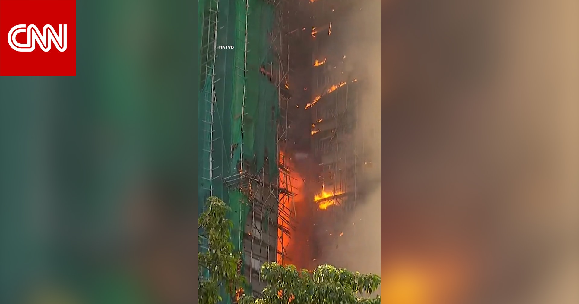 أخطر حريق في تاريخ هونغ كونغ الحديث يدمر 7 أبراج سكنية.. شاهد ما رصده مراسل CNN