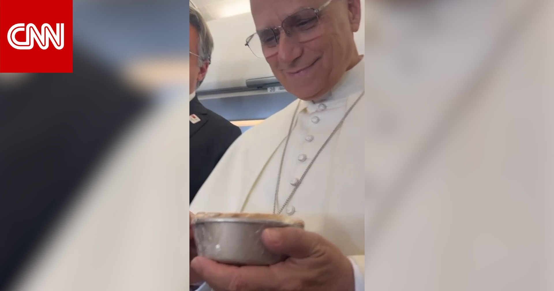 شاهد بابا الفاتيكان يحتفل بعيد الشكر على متن الطائرة بفطيرة اليقطين أثناء توجهه لتركيا