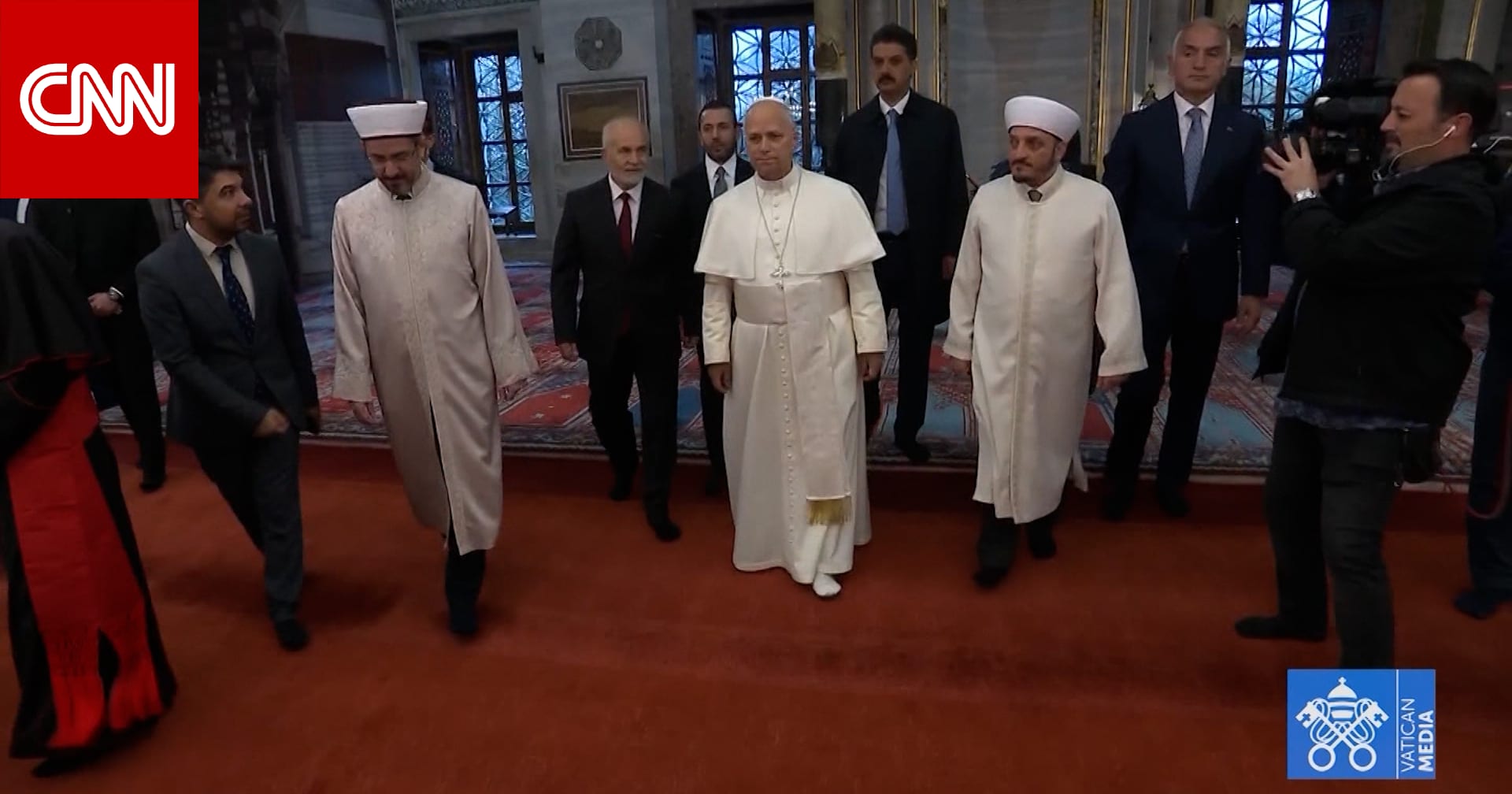 خلع حذاءه وتجول فيه.. شاهد البابا لاون يزور المسجد الأزرق في تركيا