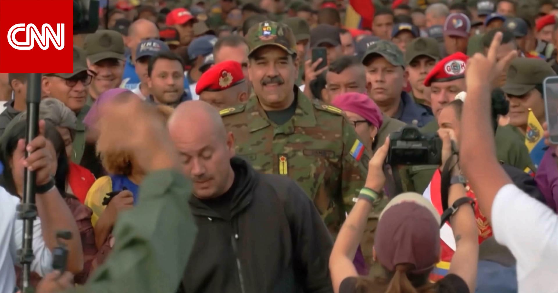 مادورو محاطًا برجال يرتدون الزي العسكري.. هل نشهد قريبًا مواجهة بين كاراكاس وواشنطن؟