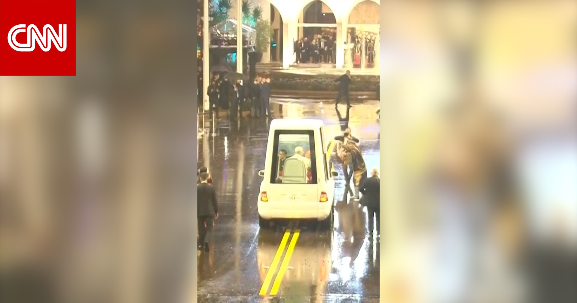 شاهد.. استقبال حاشد للبابا لاوُن في لبنان وسط آمال برفع معنويات بلد أنهكته الأزمات