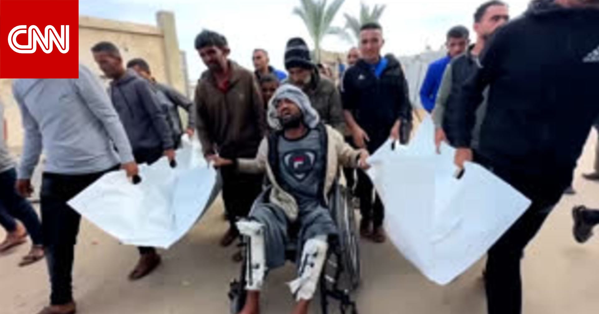 مقتل طفلين أثناء جمعهما الحطب في غزة.. شاهد حزن والدهما المُقعد