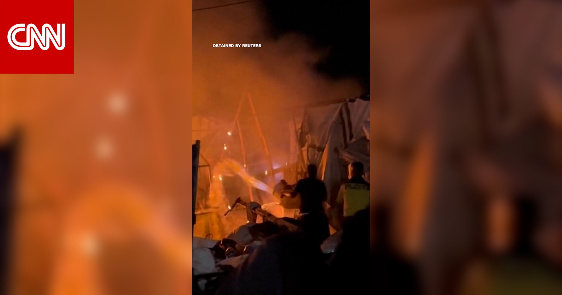 سلسلة بشرية في غزة لإخماد نيران اندلعت بخيام نازحين بعد قصف إسرائيلي