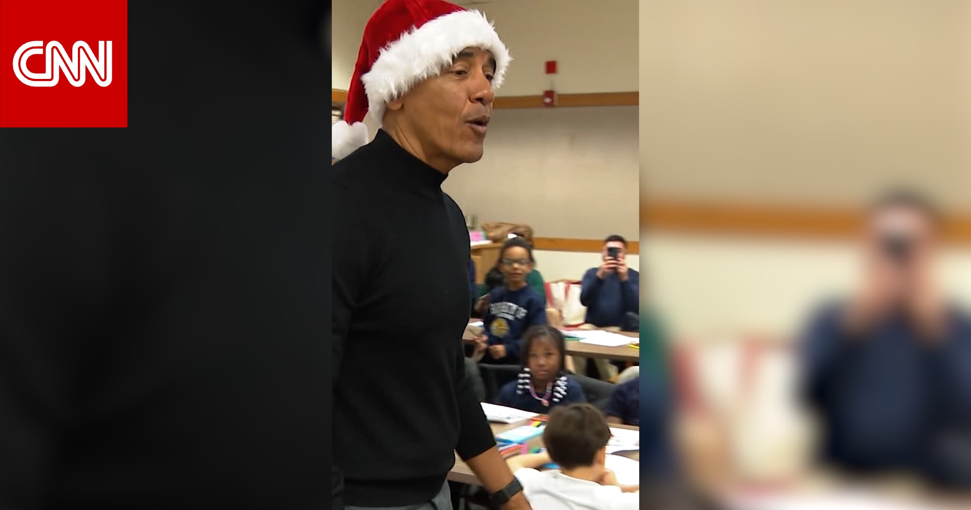 مرتديًا قبعة سانتا.. أوباما يفاجئ طلاب مدرسة في شيكاغو