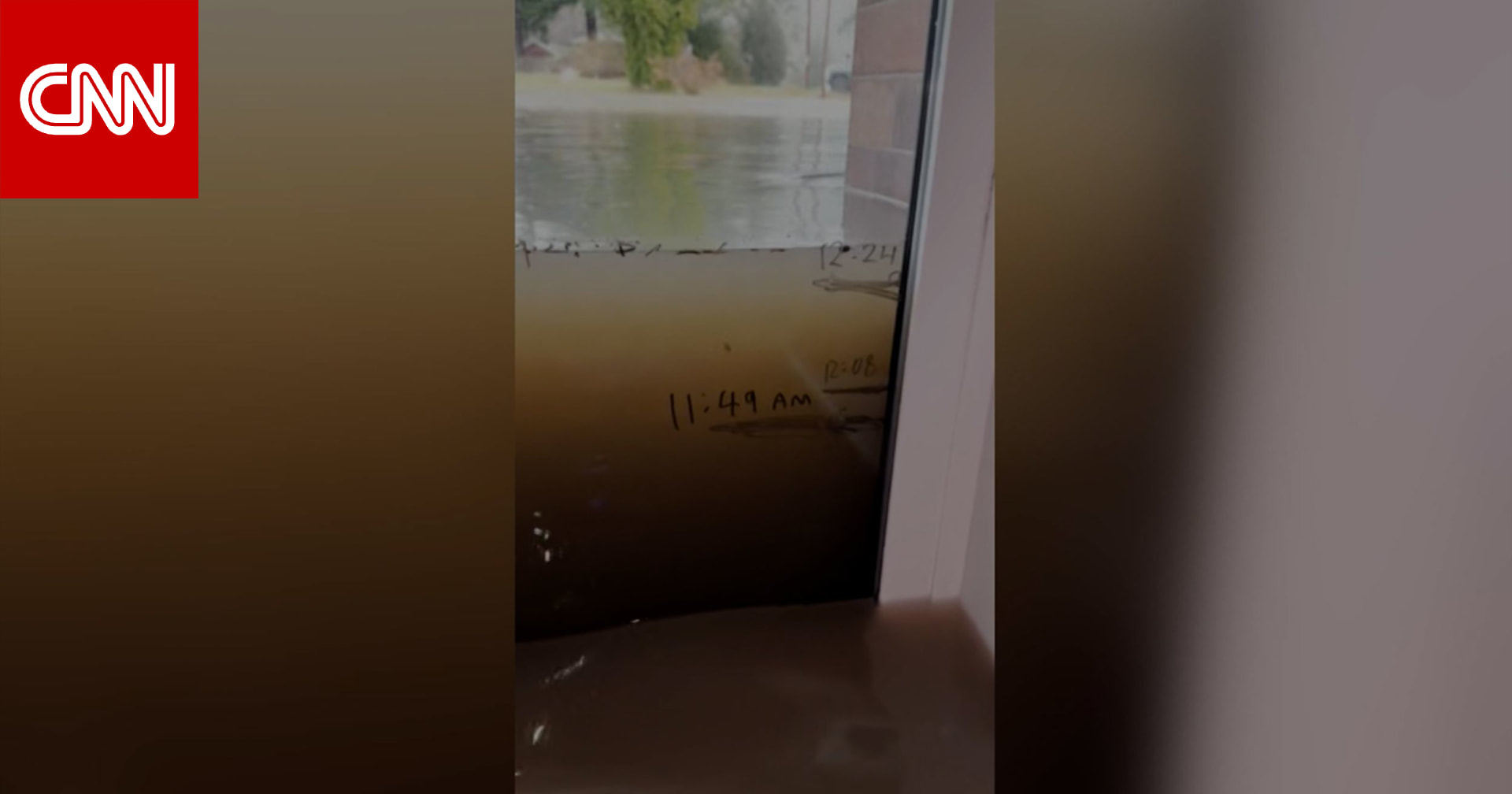 عائلة توثق مشهد مياه الفيضانات في واشنطن تغمر منزلها