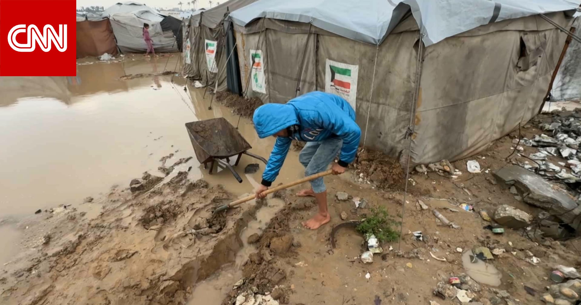 غمرت الخيام والملاجئ.. أمطار غزيرة تتسبب بفيضانات في غزة