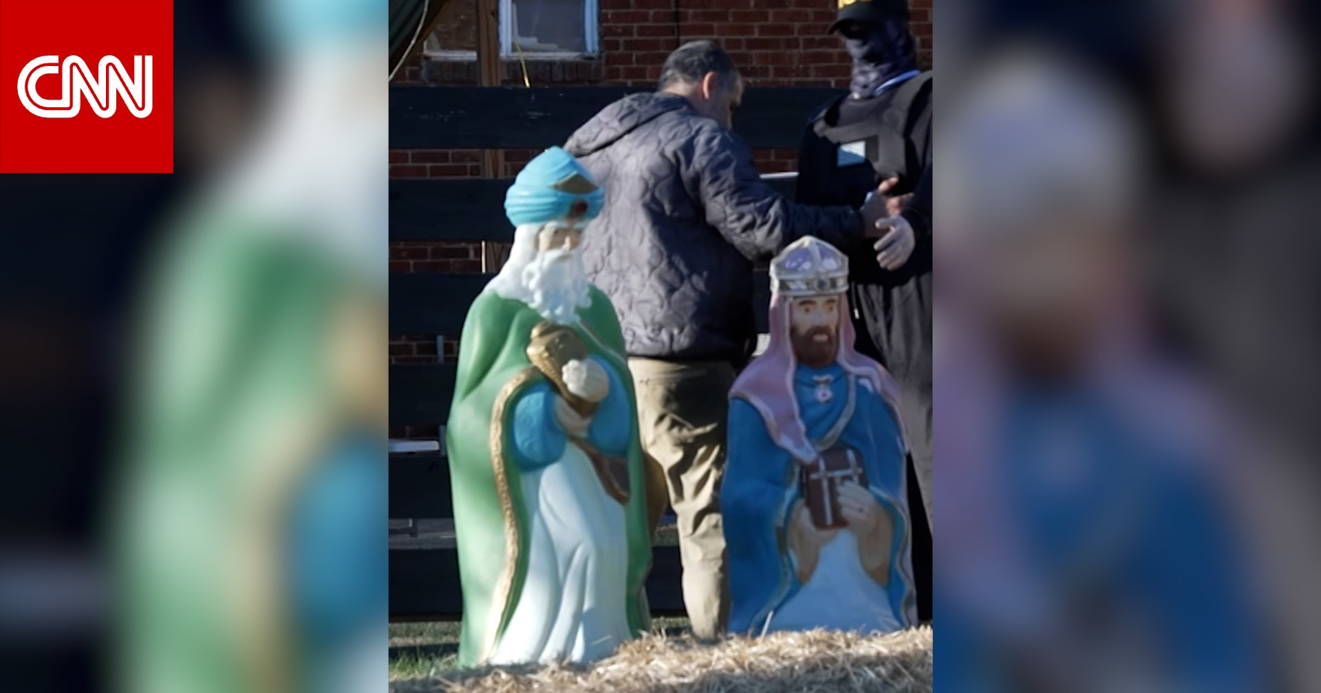 مشهد الميلاد مع تماثيل لعناصر إدارة الهجرة.. شاهد ما فعله رجل بها