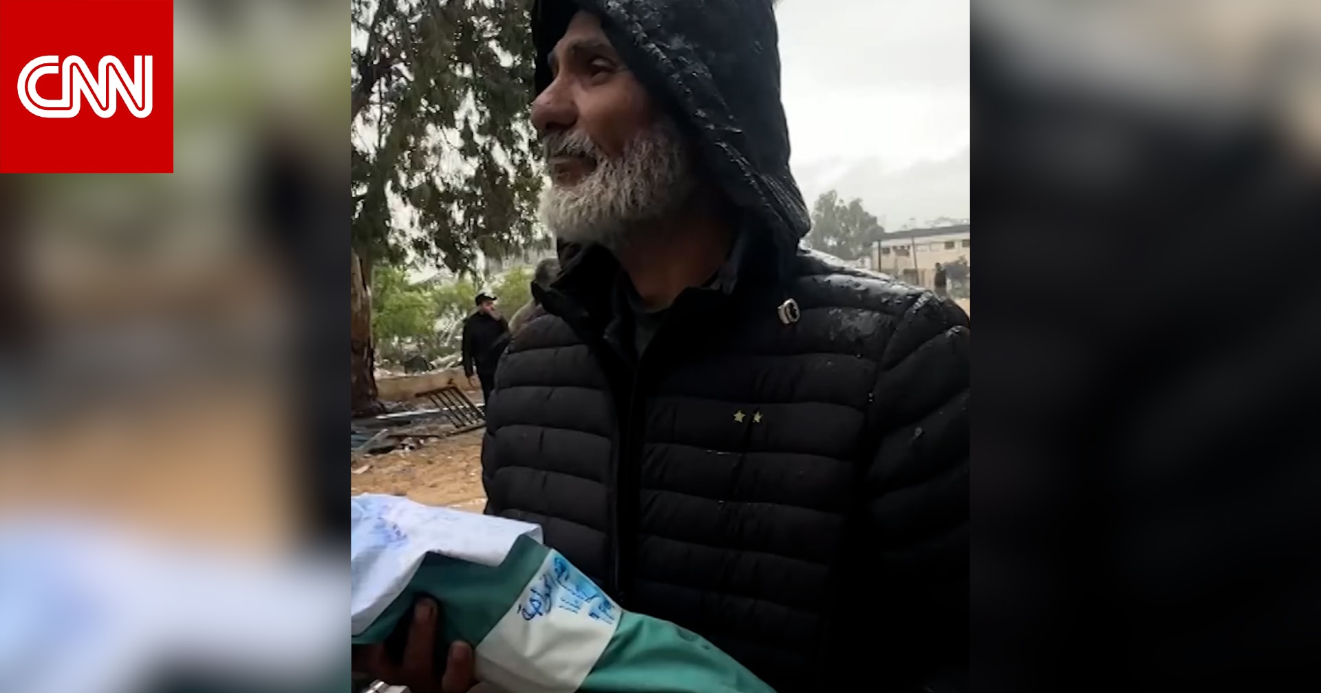 "ثاني رضيع يتوفى في يومين".. فلسطيني يحمل جثمان حفيده بعد فيضانات غزة