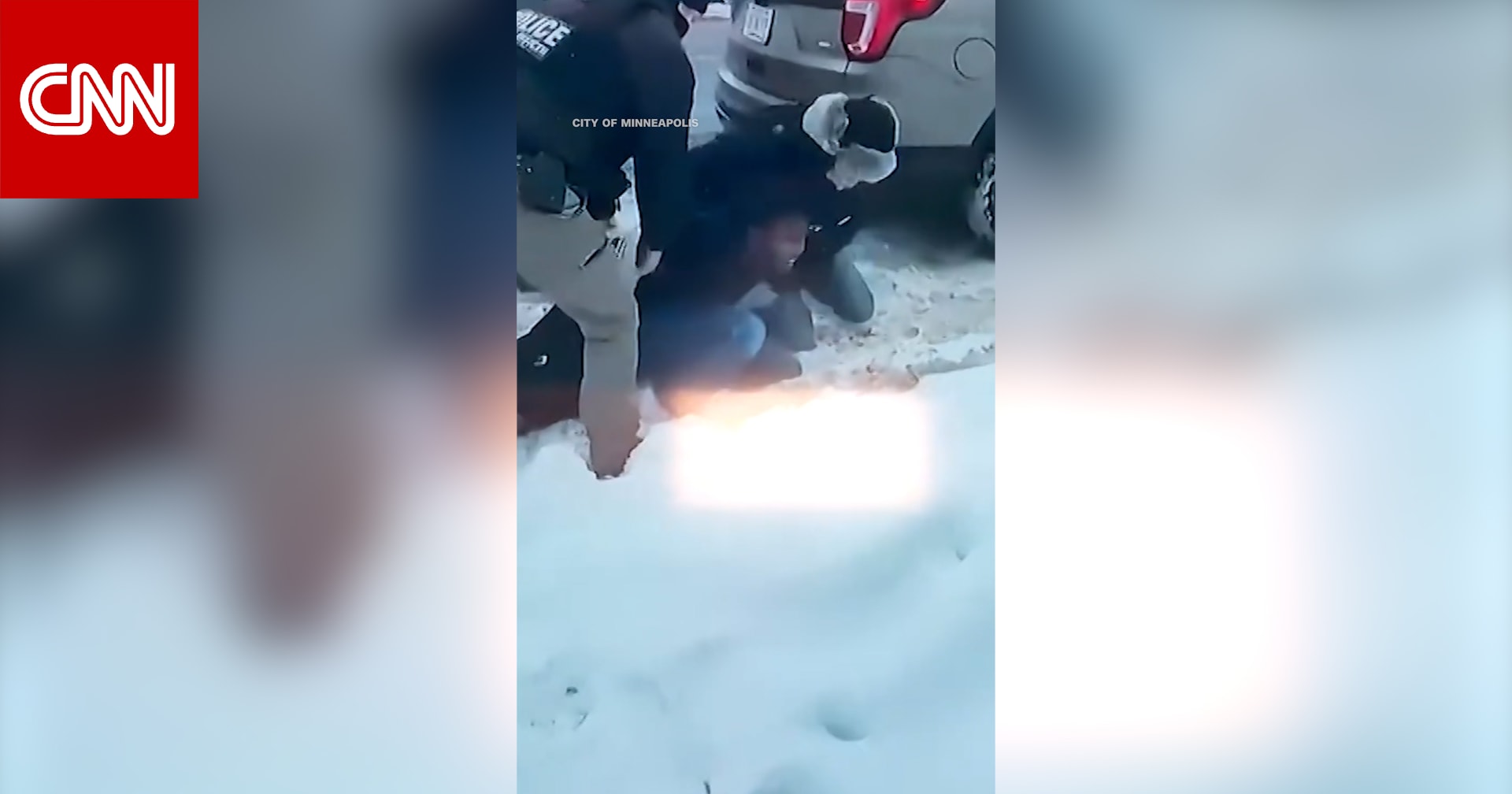 فيديو لعميل فيدرالي ملثم يخنق مواطنا أمريكيا من أصول صومالية وسط الثلج