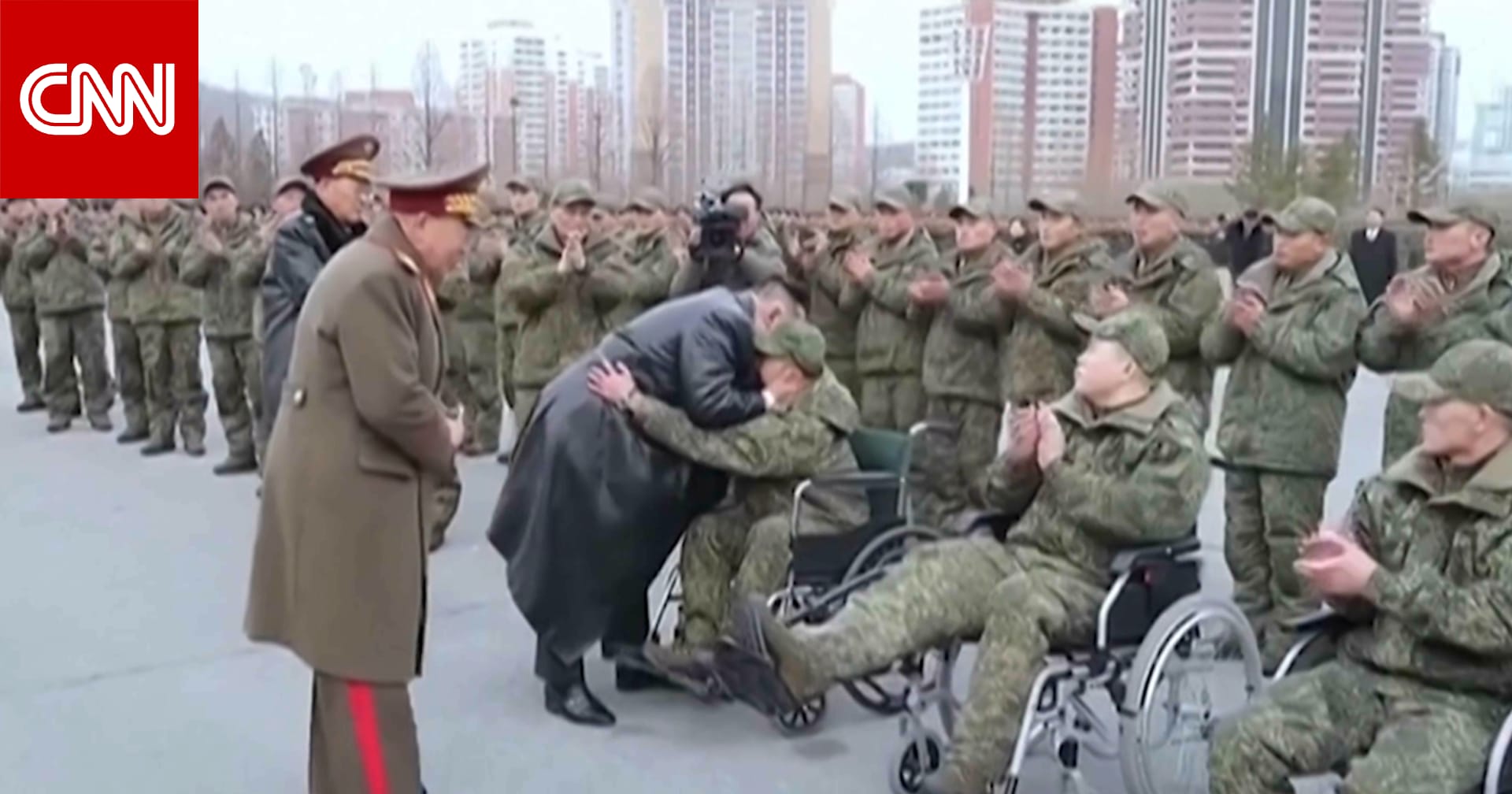 أحدهم حاول النهوض أمام كيم جونغ أون.. شاهد الزعيم الكوري يعانق جنودًا على كراسيهم