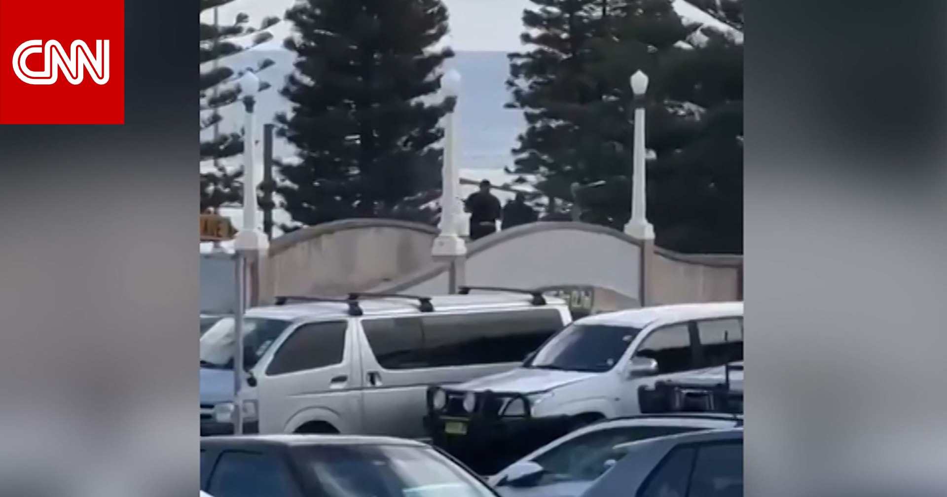 ذعر وفوضى.. مسلحان بملابس سوداء يطلقان النار باتجاه رواد شاطئ في أستراليا