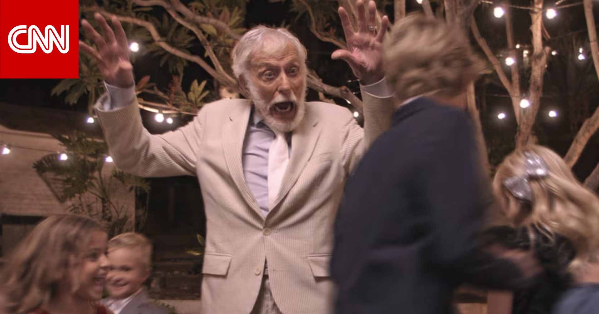 لم يتراجع شغفه بالكوميديا والأداء.. الممثل ديك فان دايك أتمّ الـ 100 عام