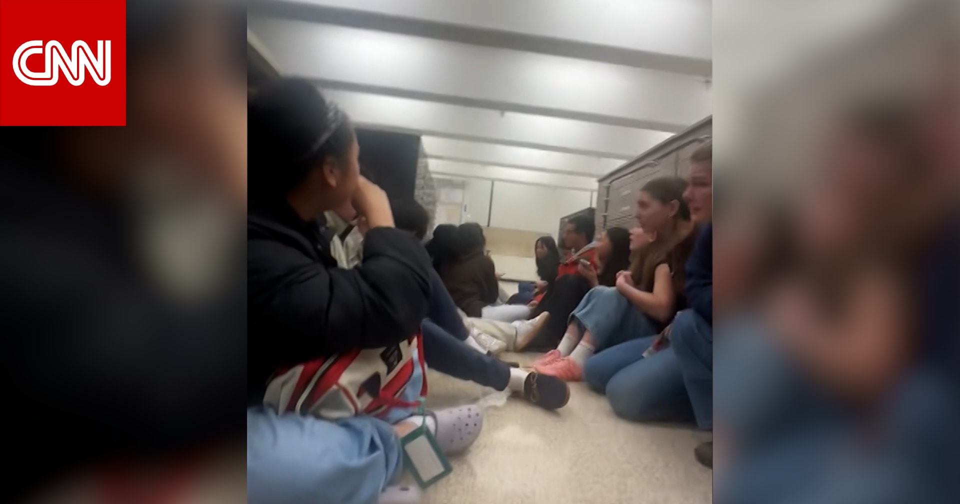 لحظة اقتحام ضباط أمريكيين مكتبة جامعة براون.. ورد فعل طلاب يحتمون داخلها