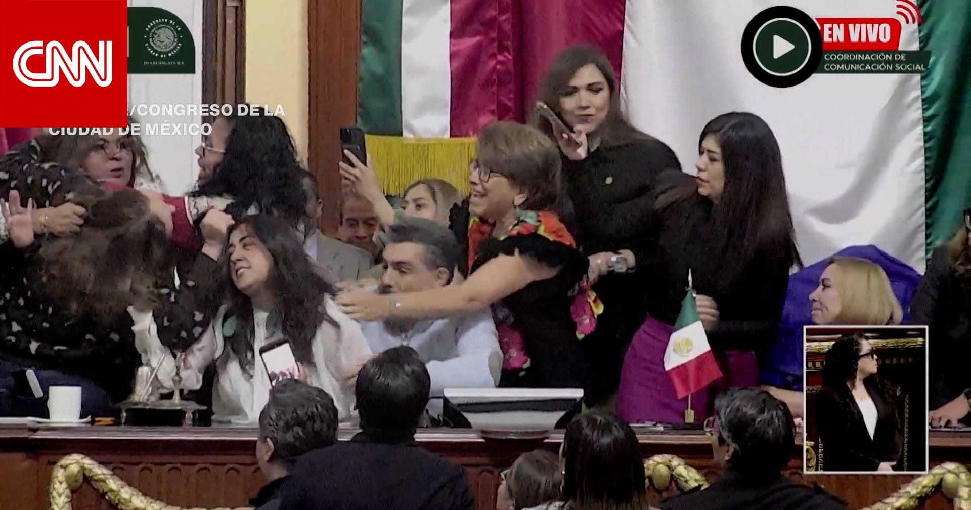 شد شعر وصياح.. مشرّعات يتعاركن في برلمان المكسيك