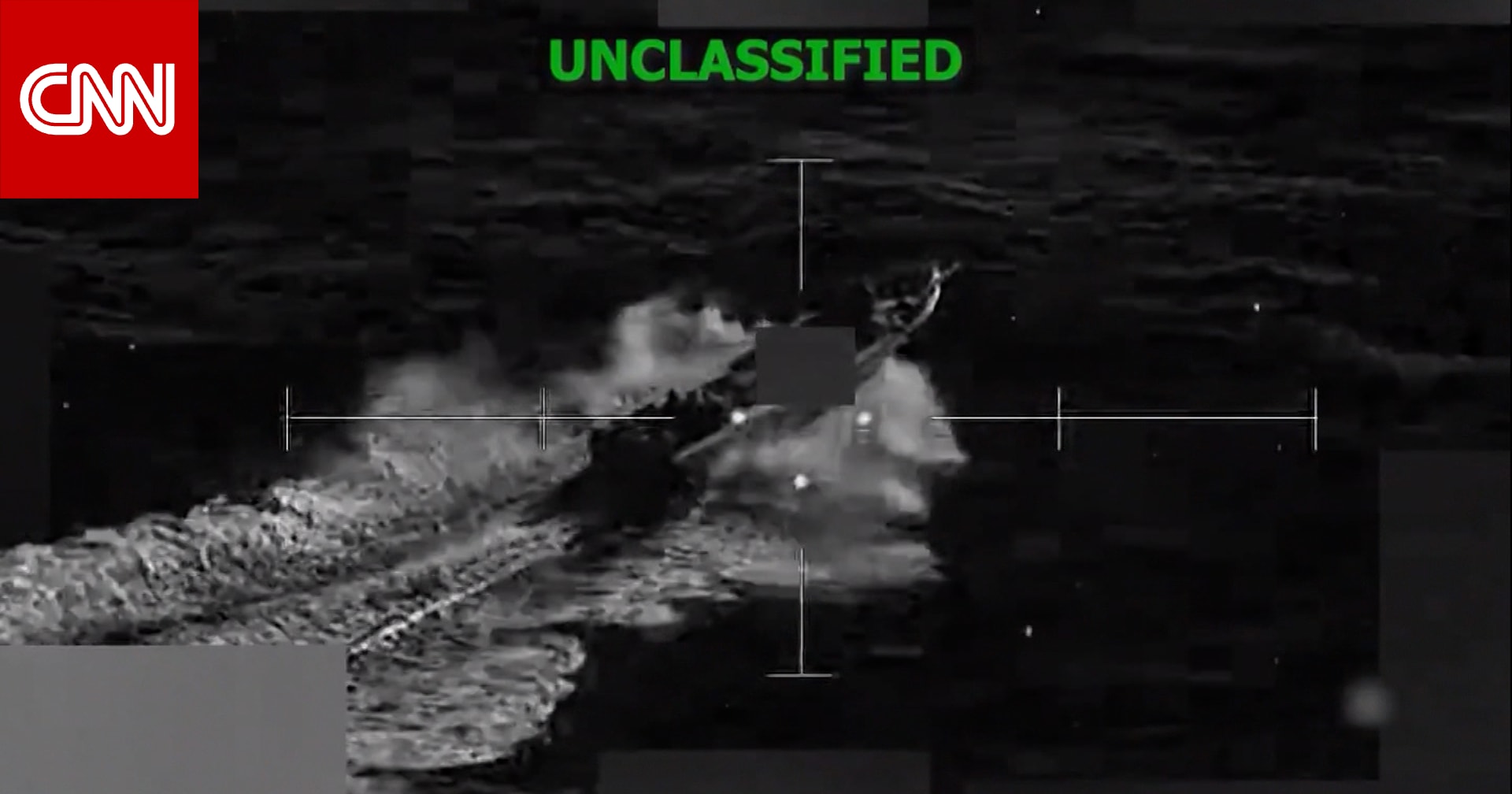 لحظة تدمير الجيش الأمريكي قارب مخدرات مزعوم وسط البحر