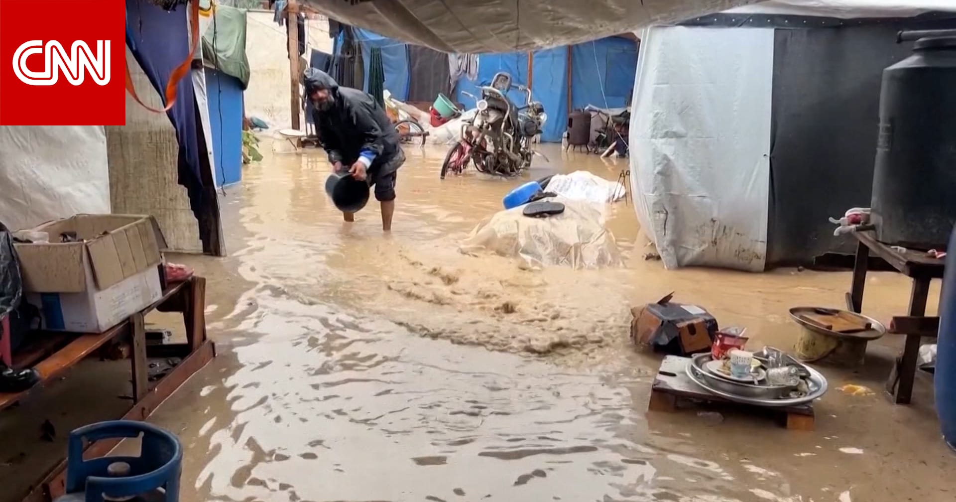 أمطار غزيرة وفيضانات تتلف ممتلكات النازحين بمدينة غزة.. وأحد السكان: أنا لا أستطيع التحمل فكيف بالصغار؟