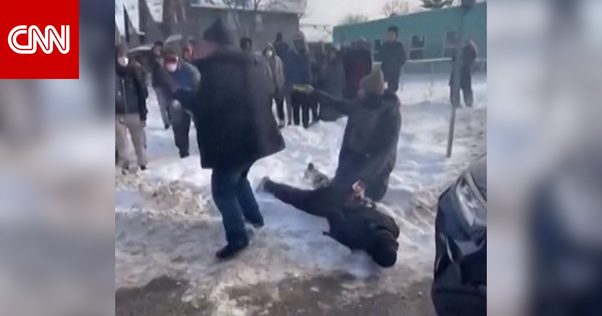 شاهد.. عنصرا هجرة أمريكية يجران امرأة أرضا.. ويجثو أحدهما على ظهرها