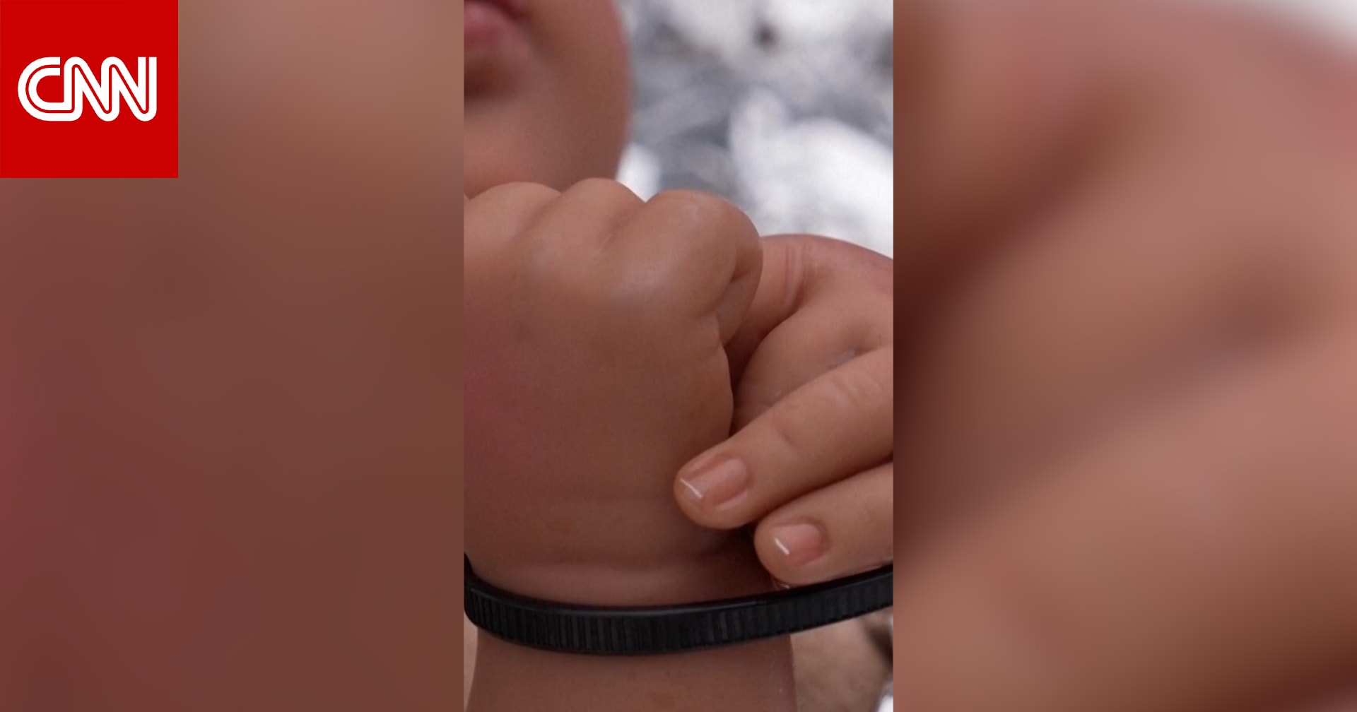 قيود بلاستيكية على يد دمية "الطفل يسوع" في مشهد الميلاد تثير ردود فعل متباينة