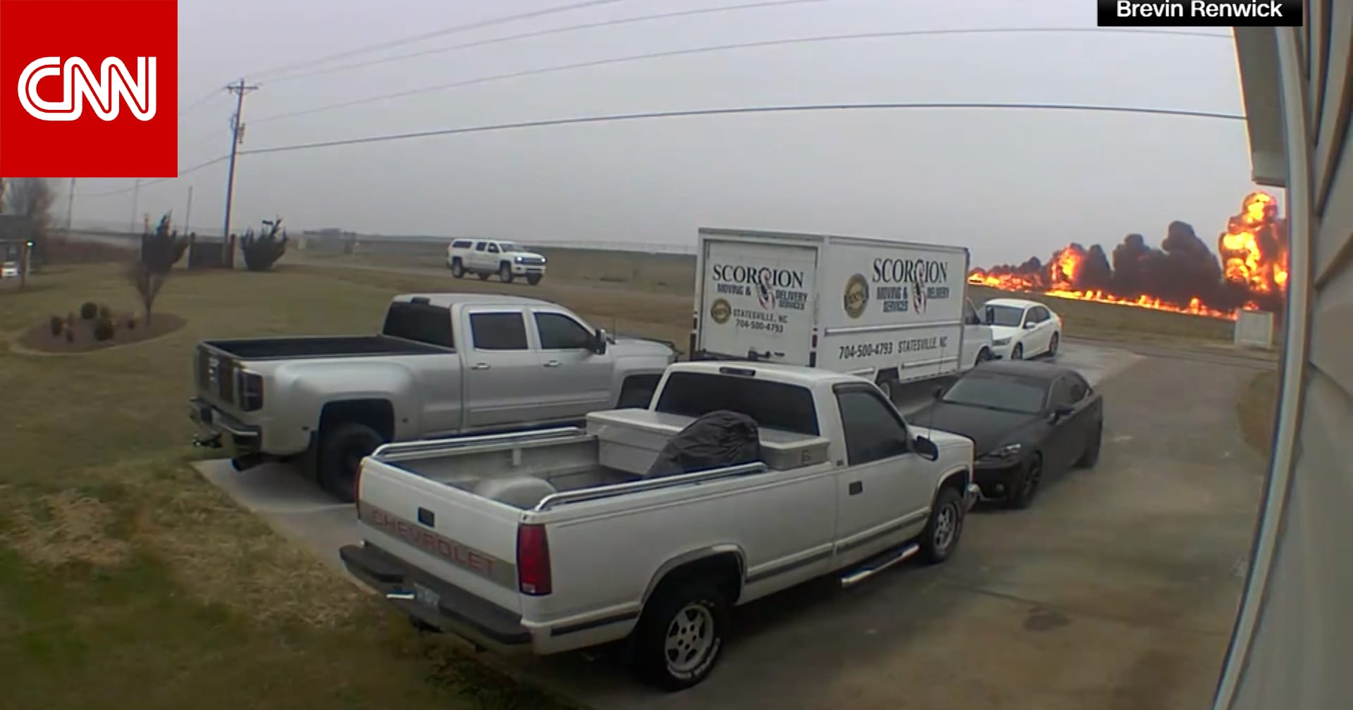 كاميرا مراقبة ترصد لحظة تحطم طائرة في أمريكا.. شاهد ما حدث