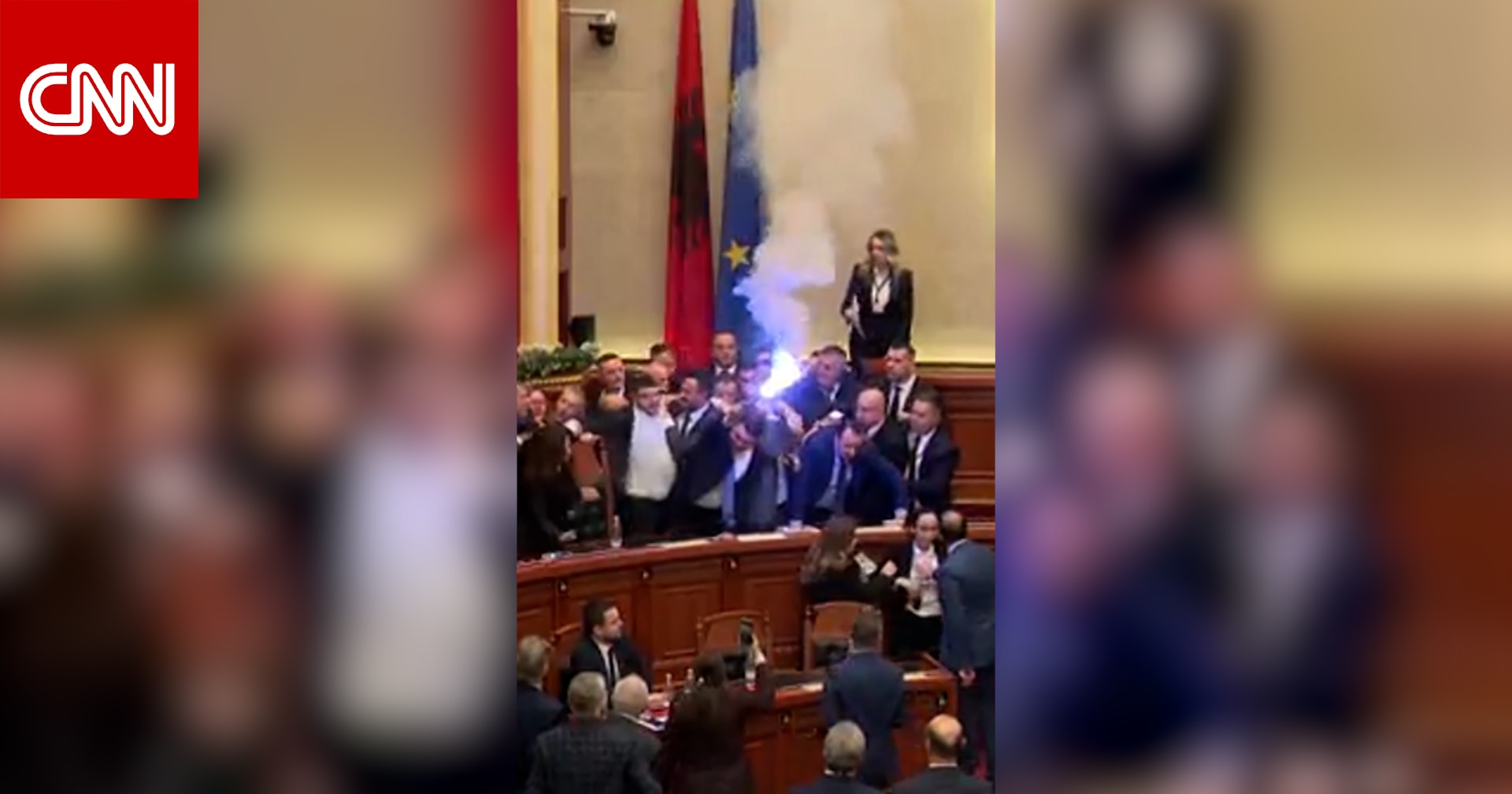 مشاعل دخانية وصراخ.. فيديو يُظهر اندلاع مشادة بين النواب في البرلمان الألباني