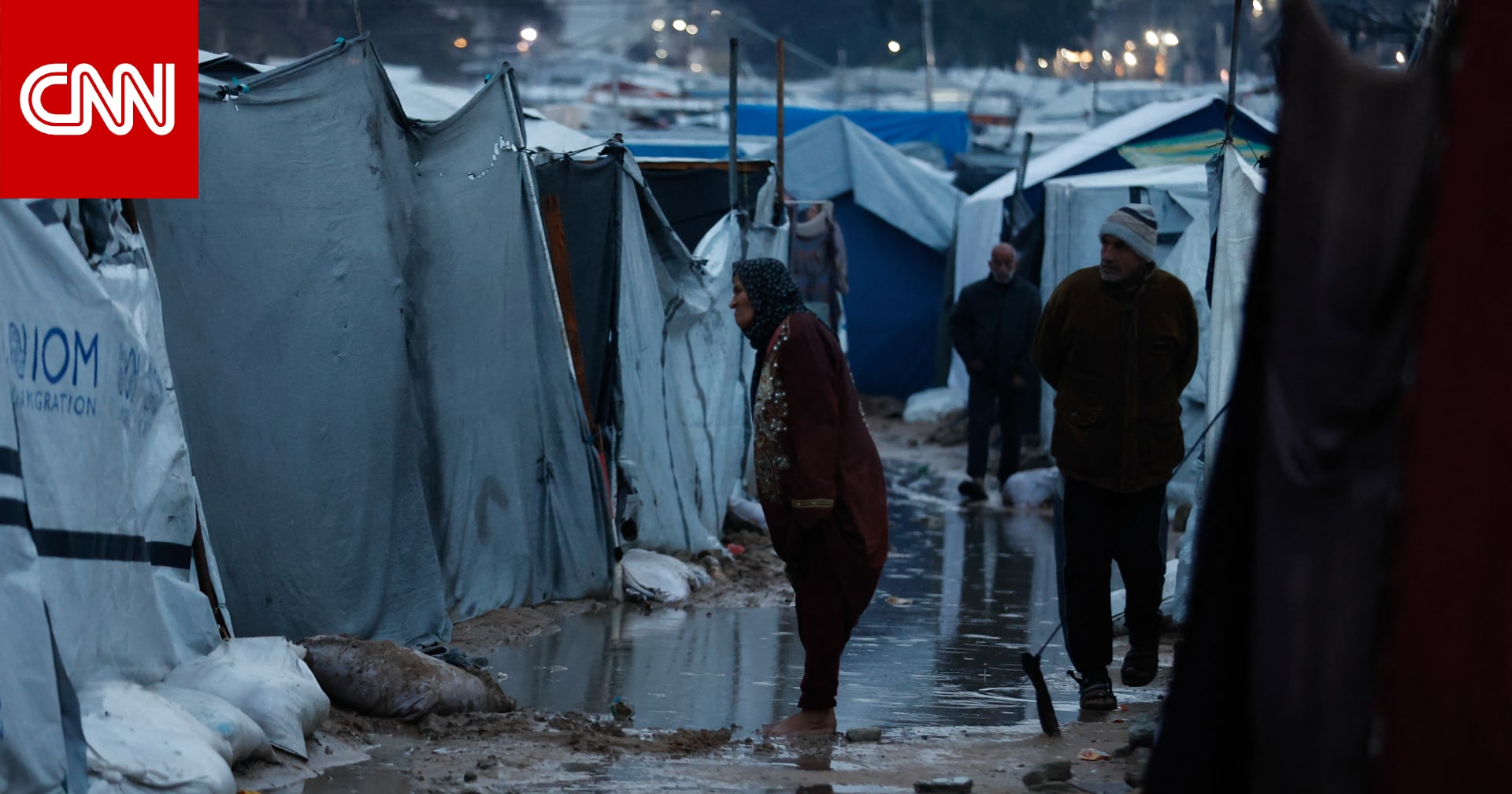 خيام غارقة وأطلال مبان دمرها القصف.. سكان غزة يواجهون خيارا قاسيا في الشتاء