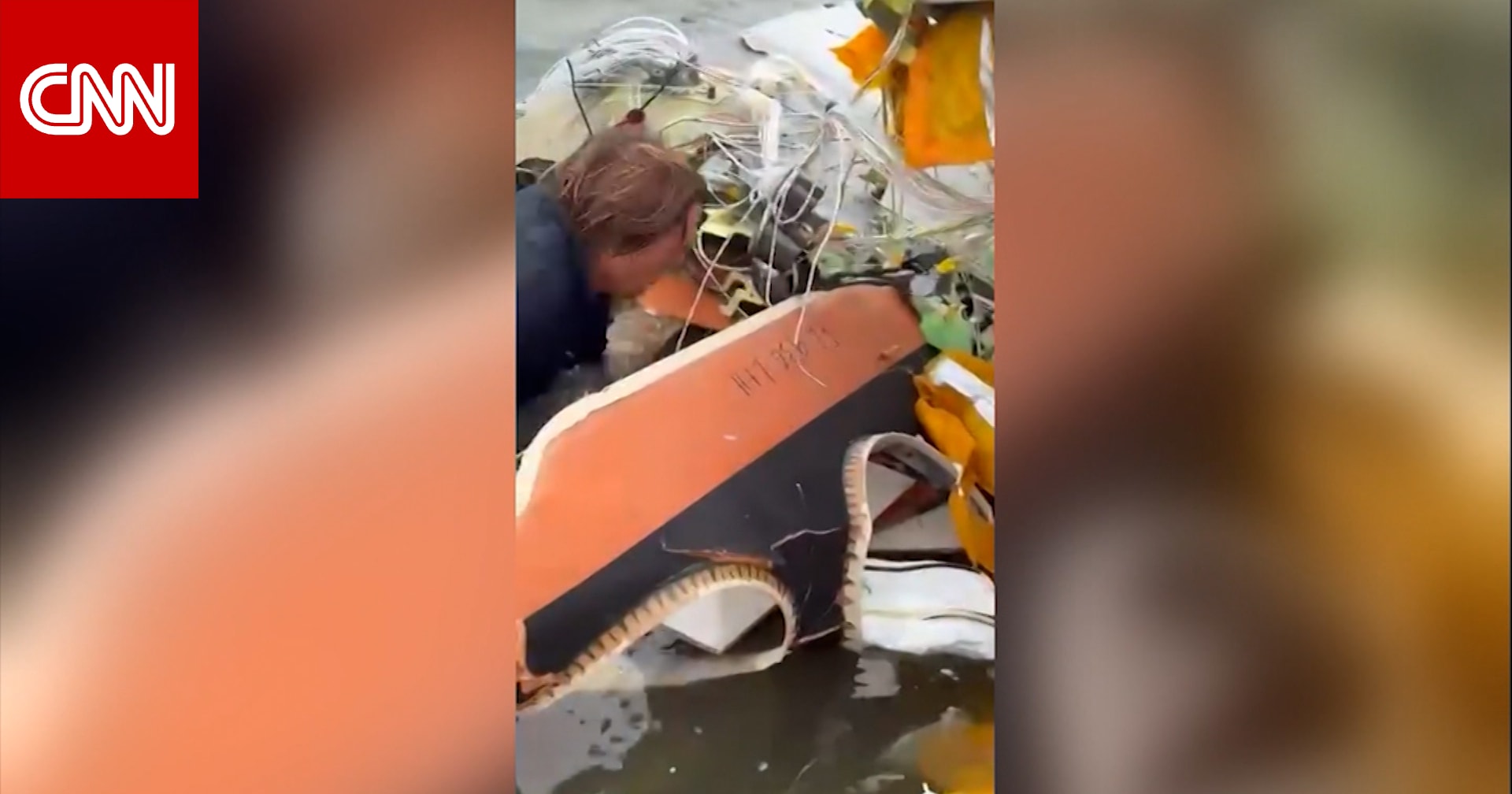 رجل يقفز في الماء لإنقاذ امرأة محاصرة وسط حطام طائرة سقطت في البحر