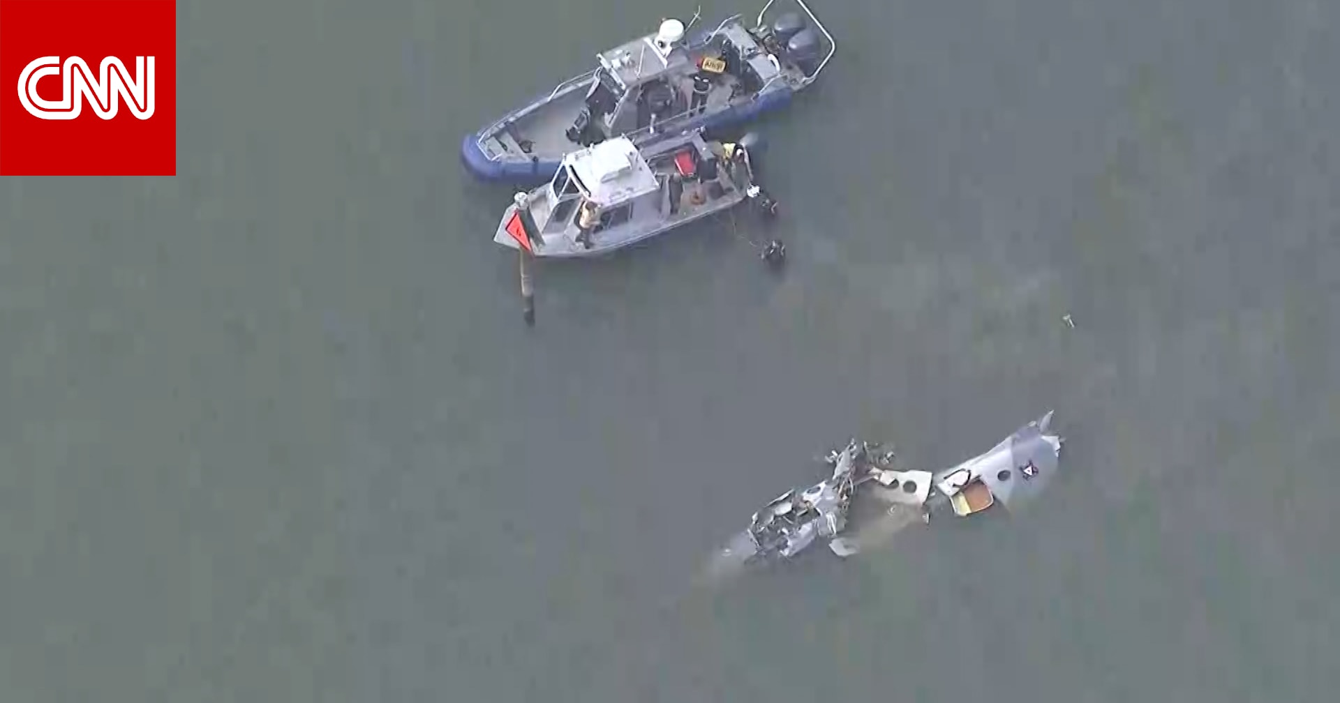 شاهد كيف تحاول فرق الإنقاذ استخراج حطام طائرة سقطت في خليج غالفستون