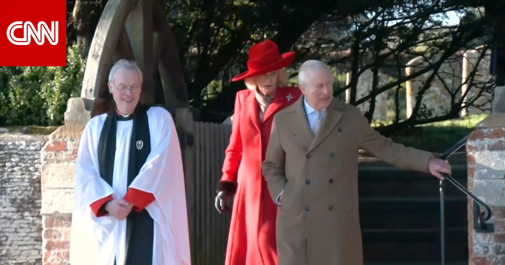 شاهد.. العائلة المالكة البريطانية ترحب بالحشود بعد قداس عيد الميلاد