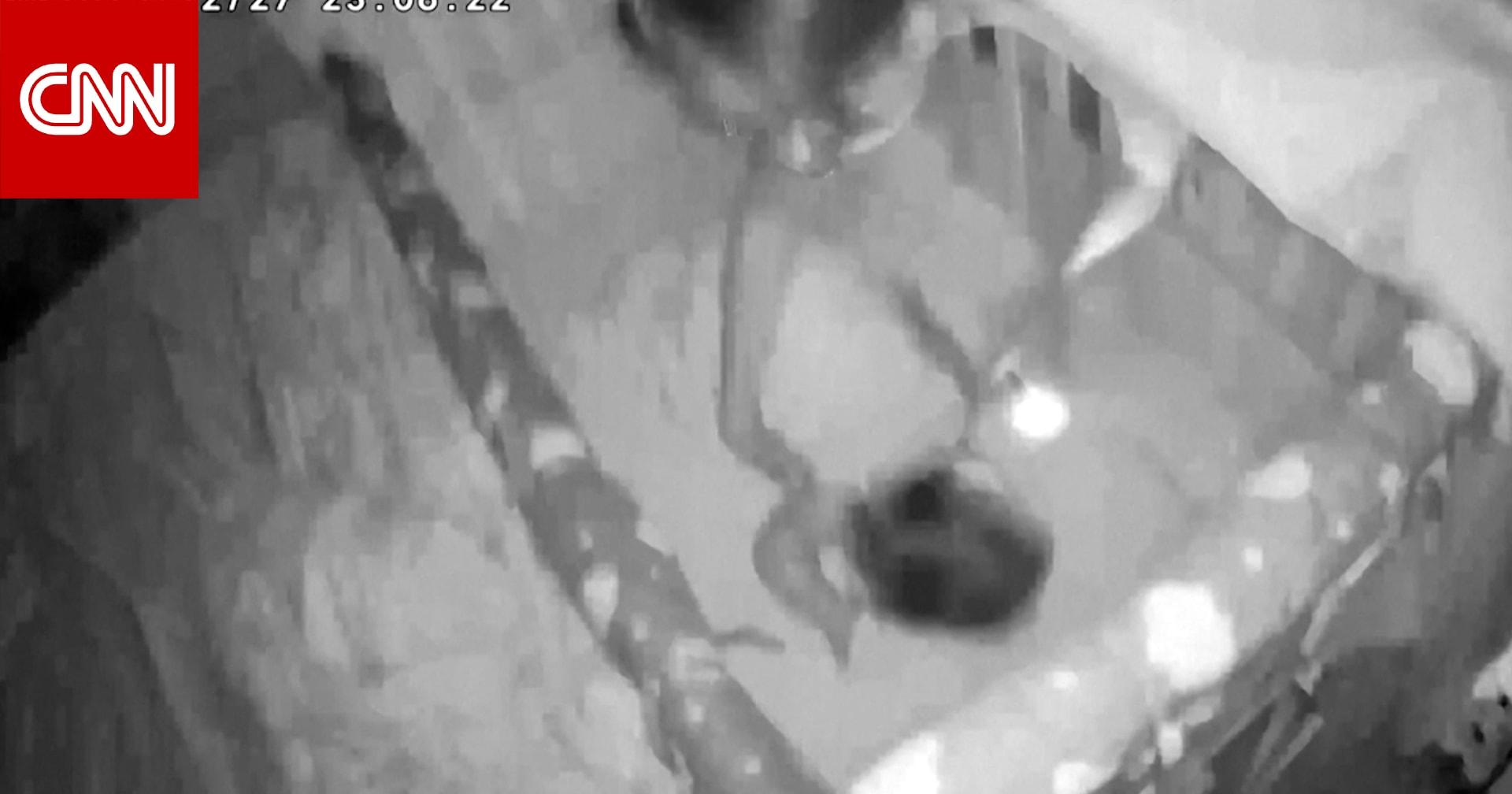 شاهد إسراع أم لحماية طفلها وسط زلزال بقوة 7 درجات في تايوان