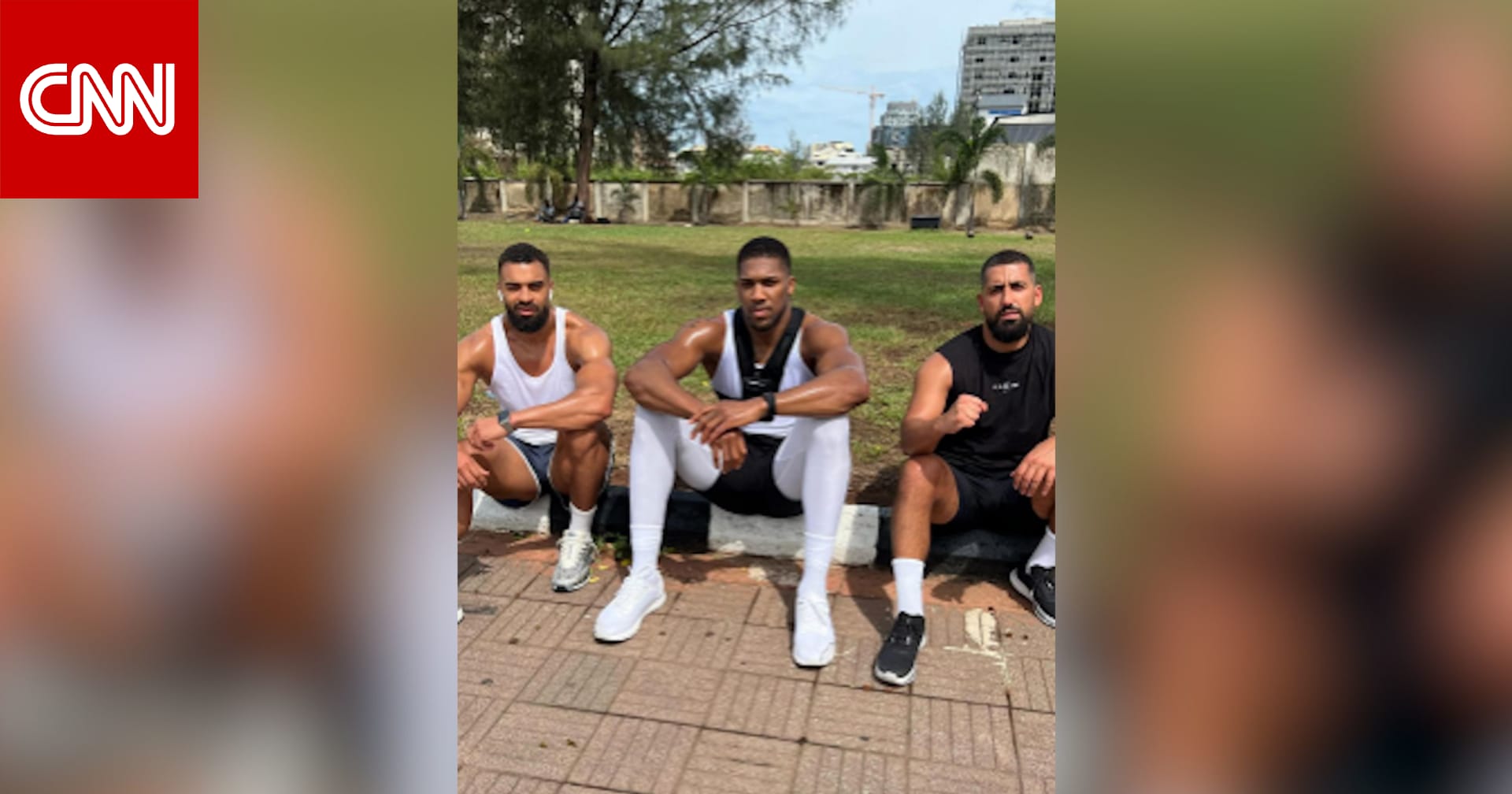 من هما صديقا أنتوني جوشوا اللذين لقيا حتفهما بحادث السير المميت في نيجيريا ونجا منه الملاكم؟