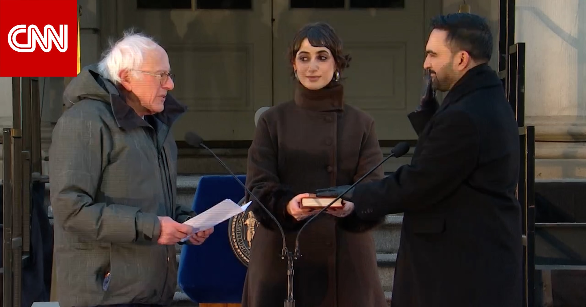 شاهد.. بيرني ساندرز يُملي اليمين الدستورية على ممداني أمام الجمهور