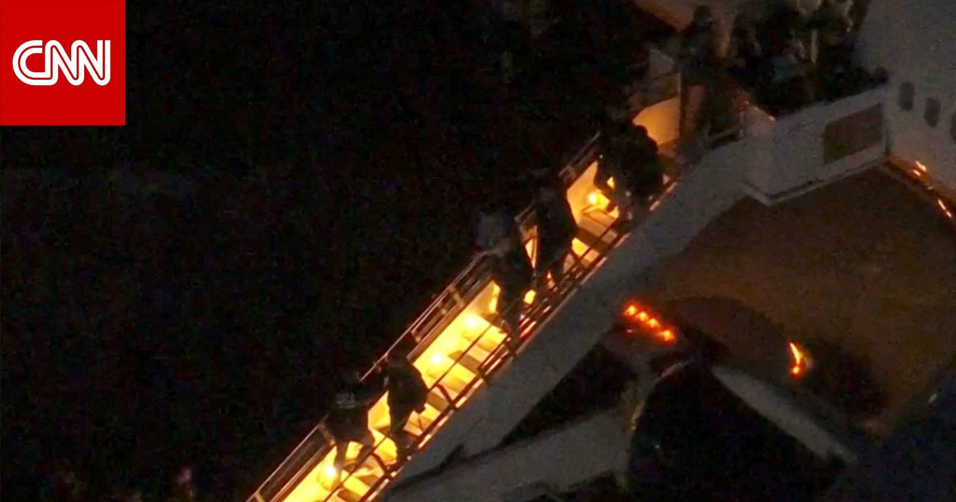 شاهد لحظة إنزال مادورو من الطائرة بعد وصوله إلى الولايات المتحدة