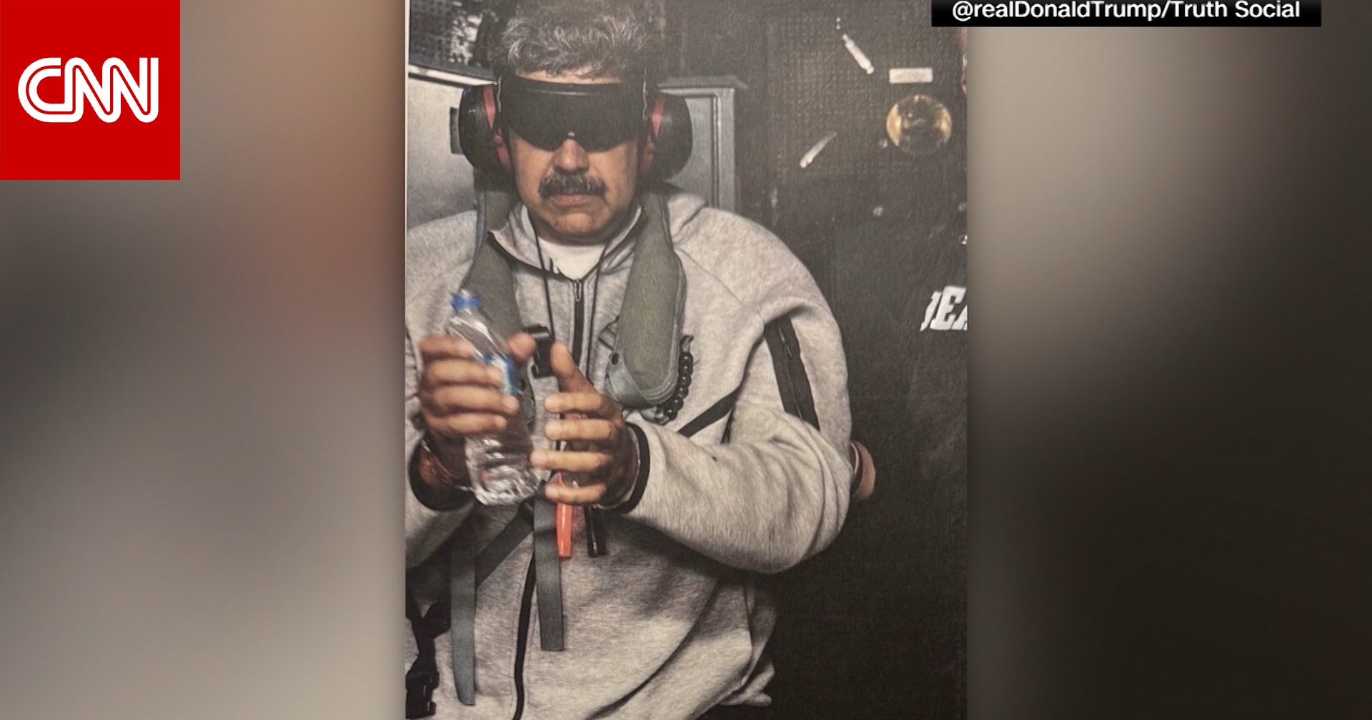 من نظارات معتمة إلى سماعات الأذن.. خبير يحلل صورة نشرها ترامب لمادورو