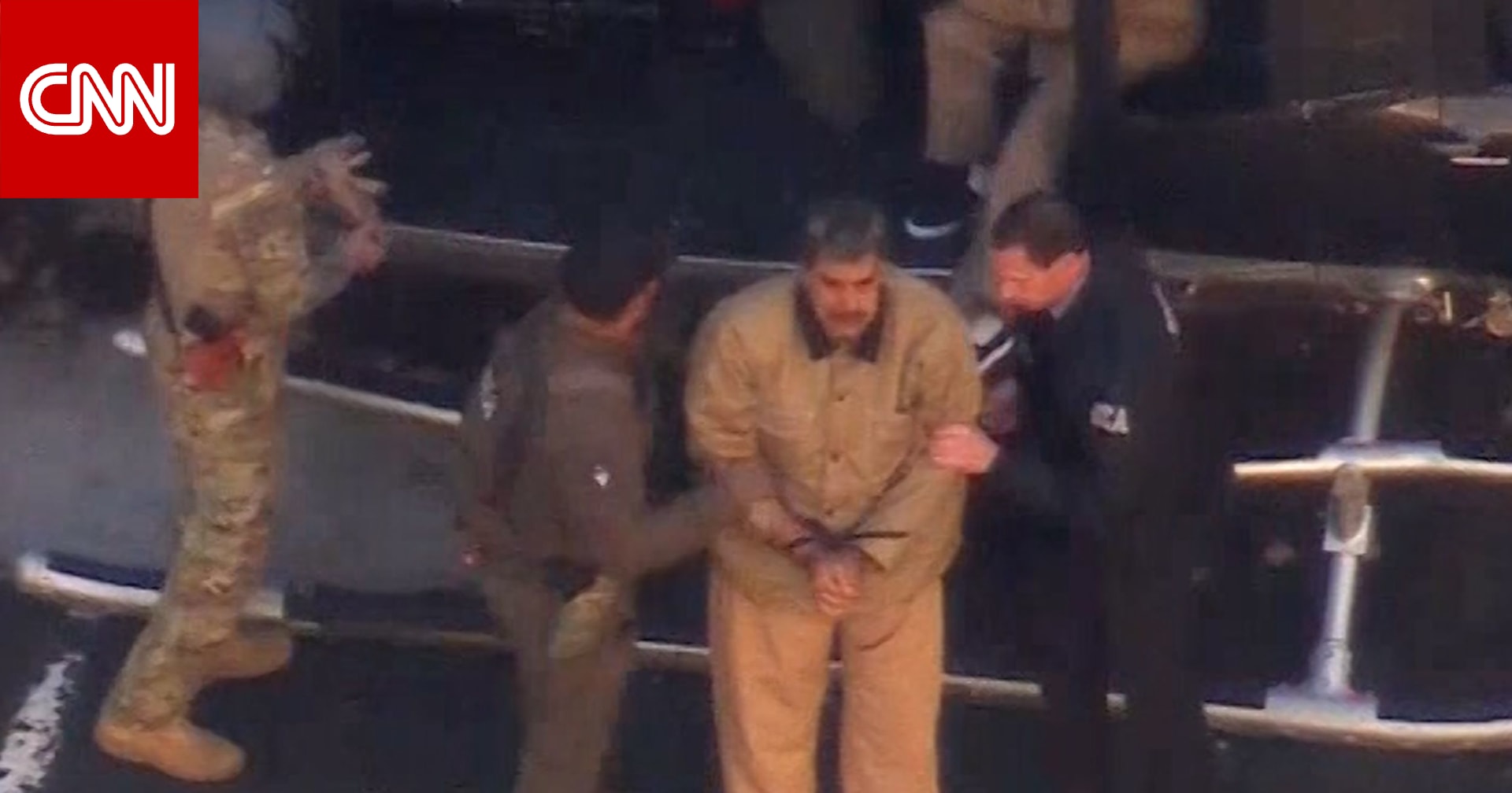 مُكبلا الأيدي.. لحظة نقل مادورو وزوجته واقتيادهما إلى المحكمة