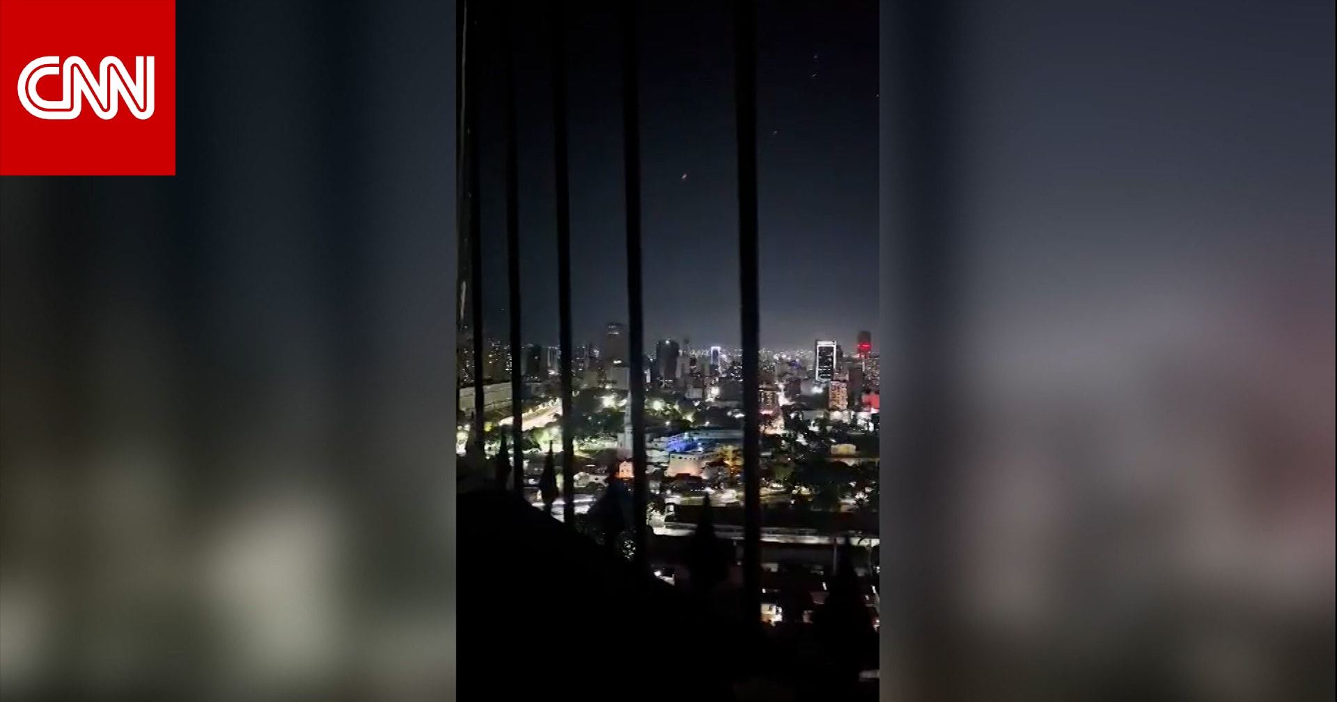 لحظة إطلاق رصاص ونيران مضادة للطائرات في سماء عاصمة فنزويلا كاراكاس